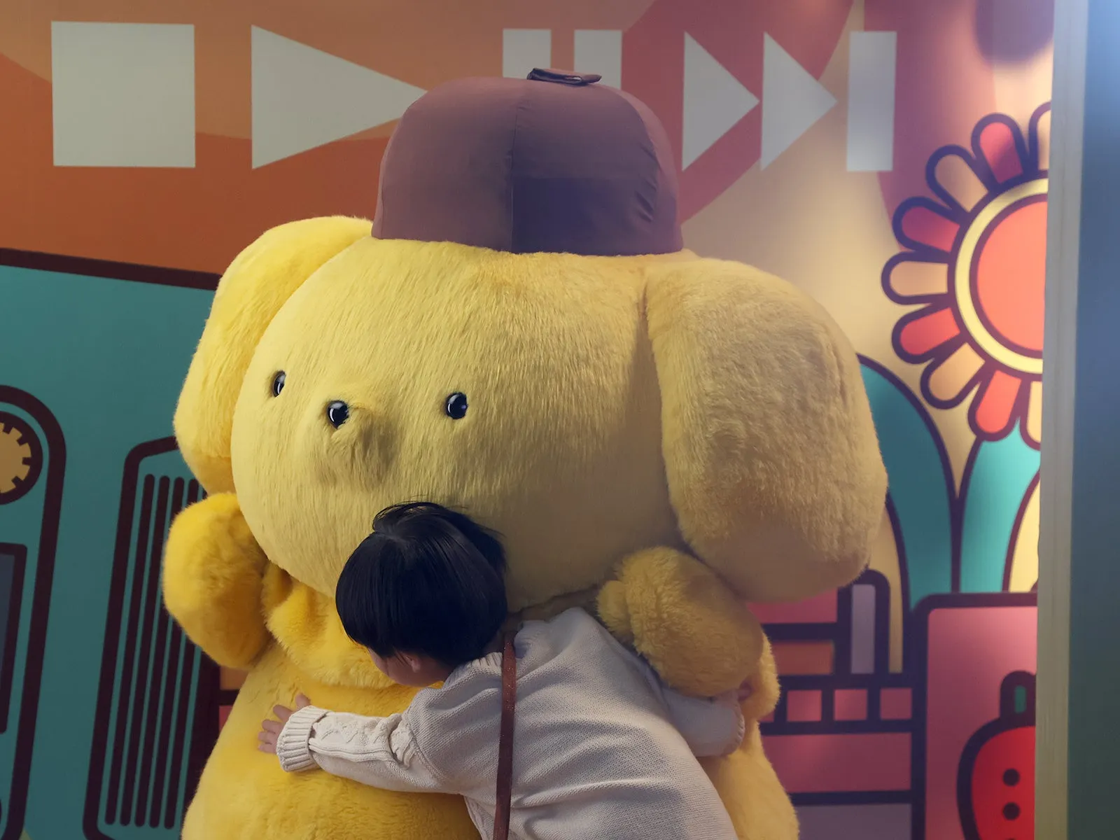 サンリオキャラクターが子どもをハグ