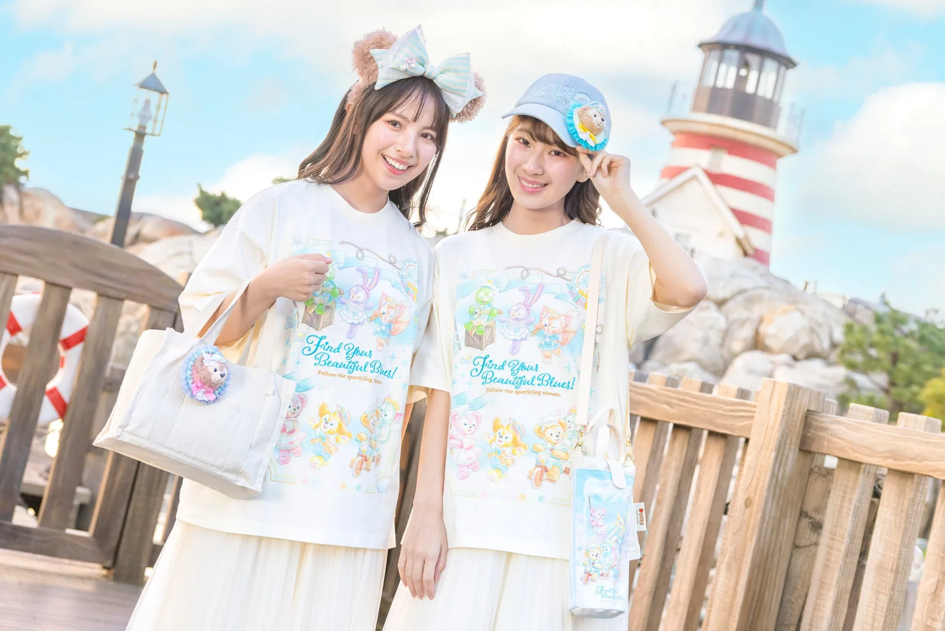 ダッフィー＆フレンズ新グッズを持つ女性たち