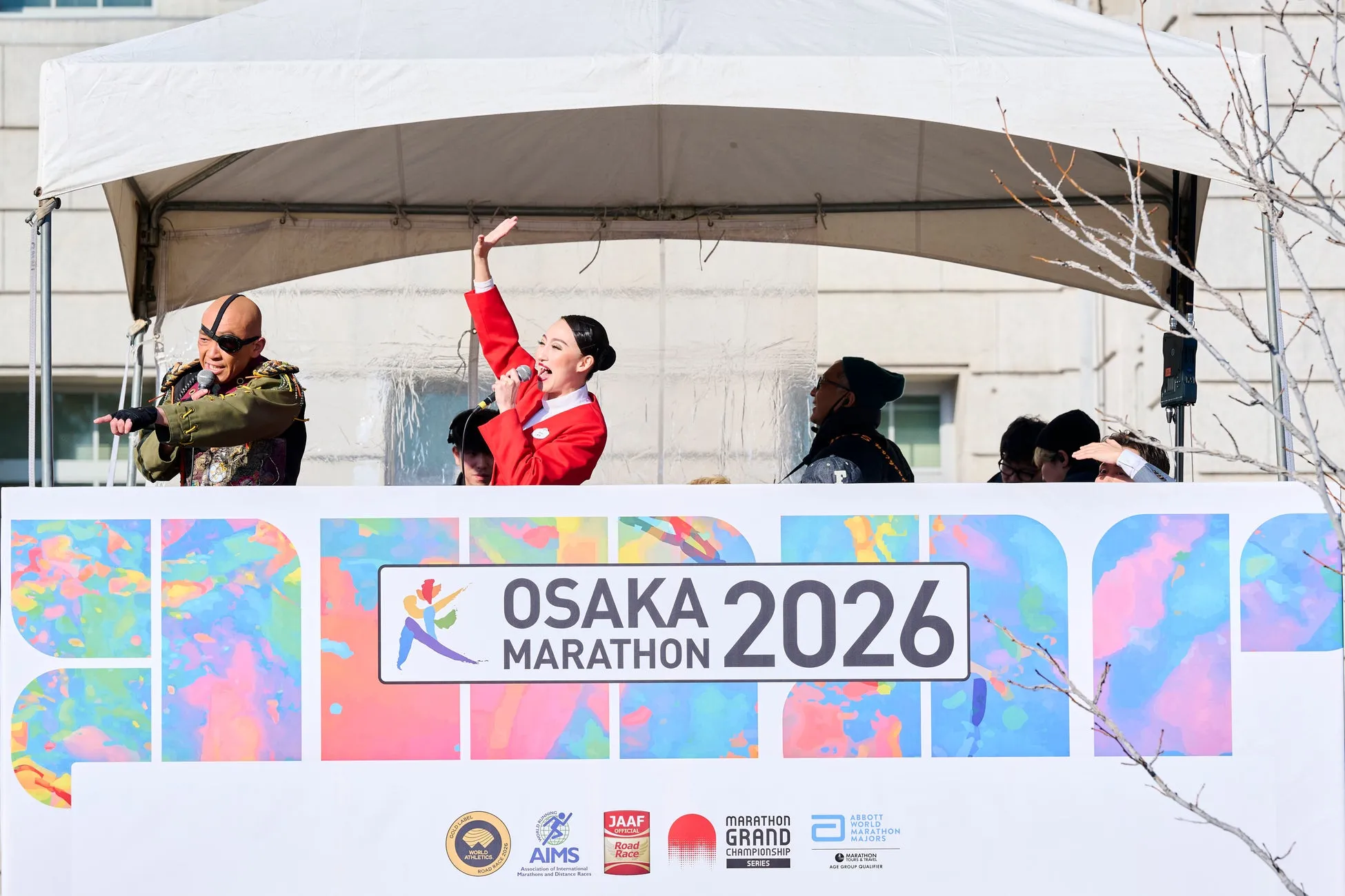 大阪マラソン2026でランナーを応援するユニバーサル・スタジオ・ジャパンのパフォーマー