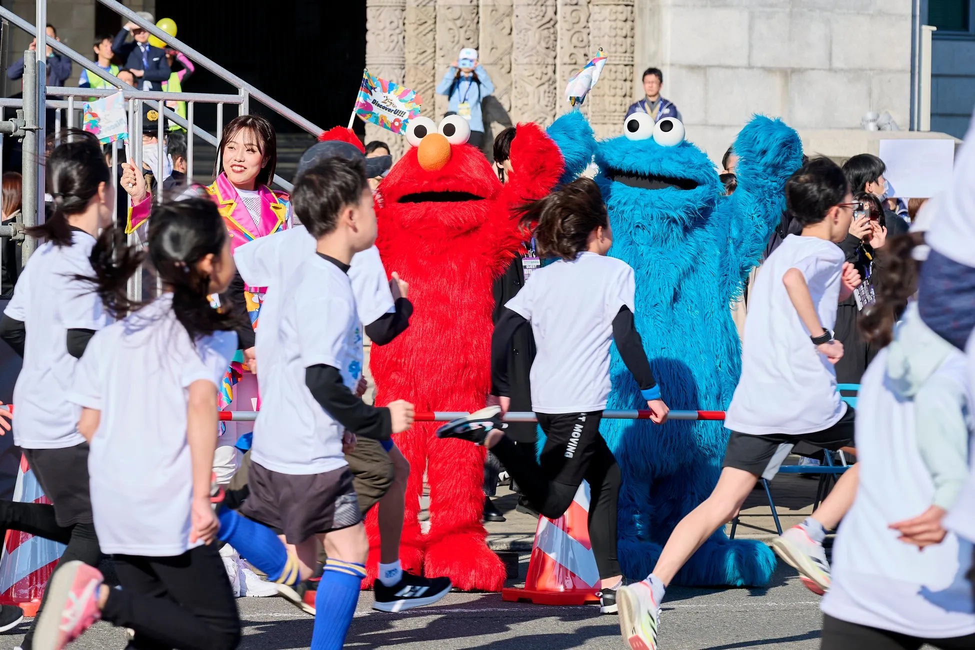 ユニバーサル・スタジオ・ジャパンのキャラクターが大阪マラソンでランナーを応援