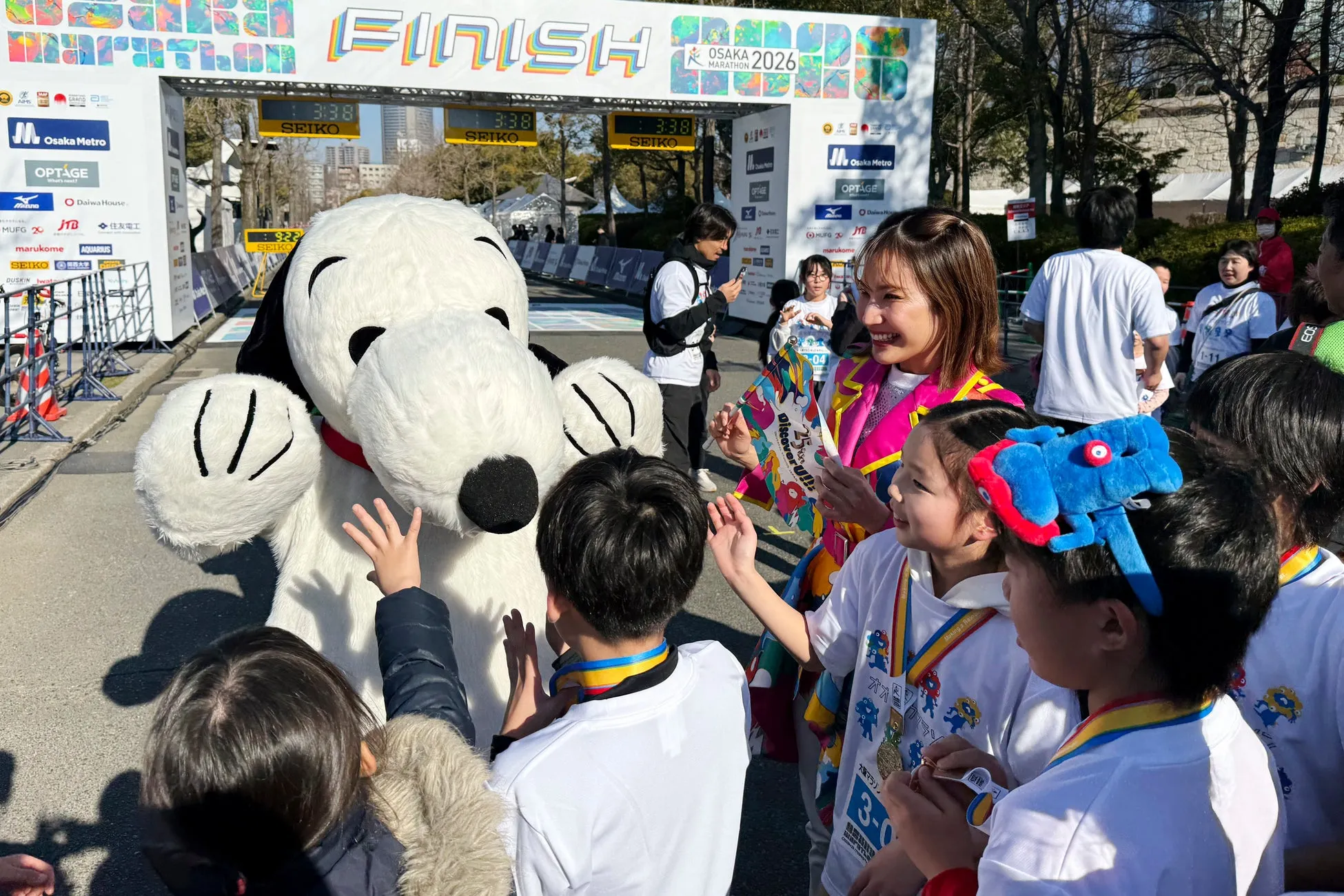 大阪マラソン2026ゴール地点でスヌーピーと子供たち