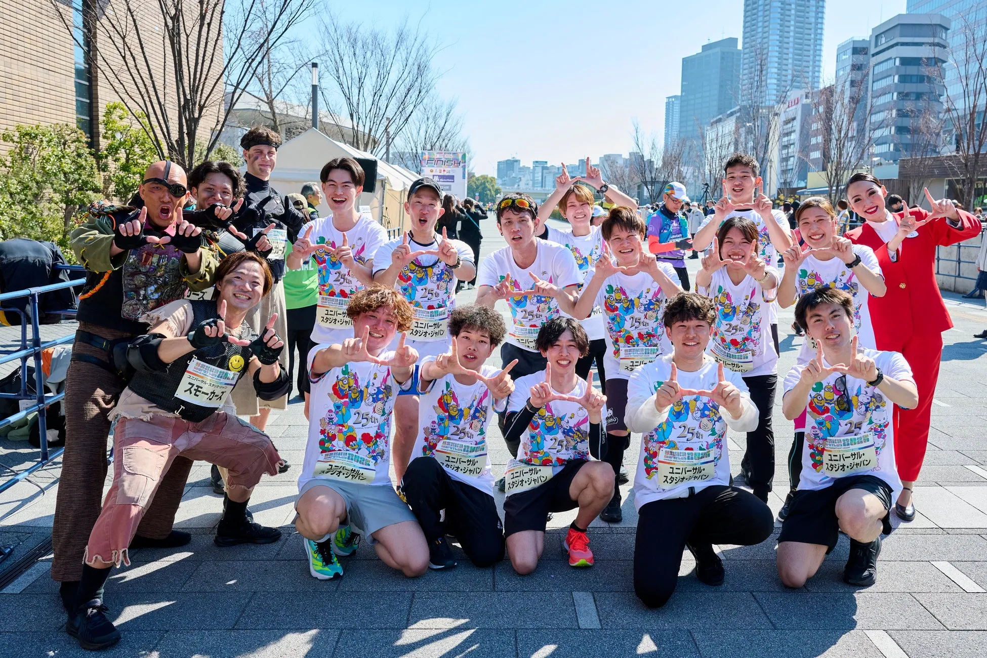 ユニバーサル・スタジオ・ジャパンのスタッフとランナーの集合写真