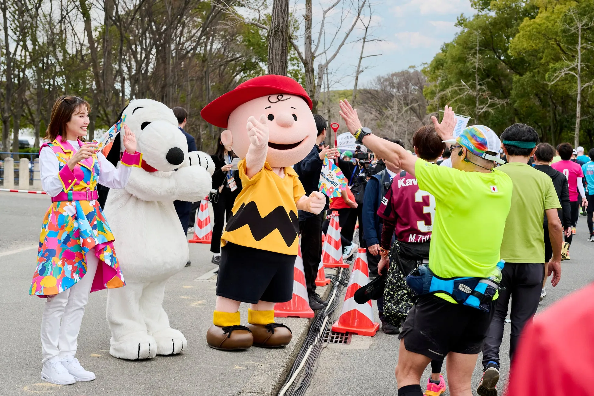 USJキャラクターと大阪マラソンランナーがハイタッチ
