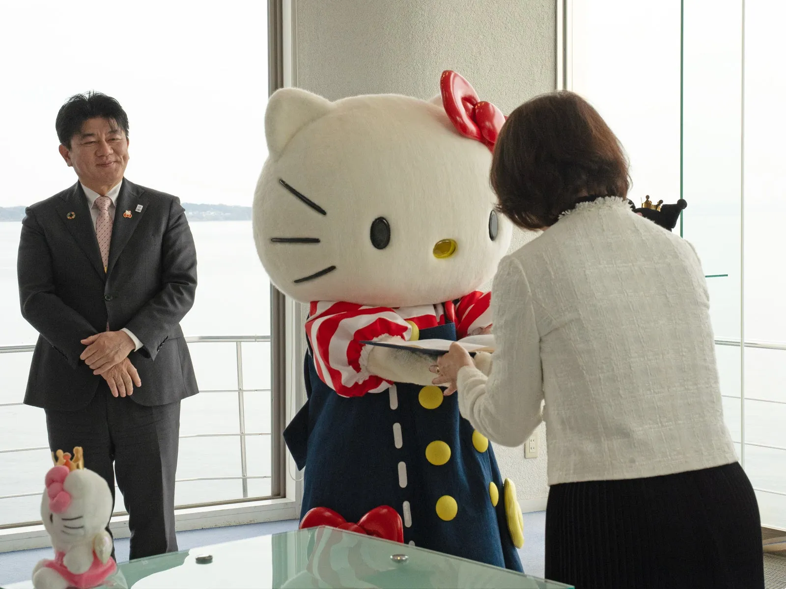 ハローキティと関係者が包括連携協定を結ぶ場面