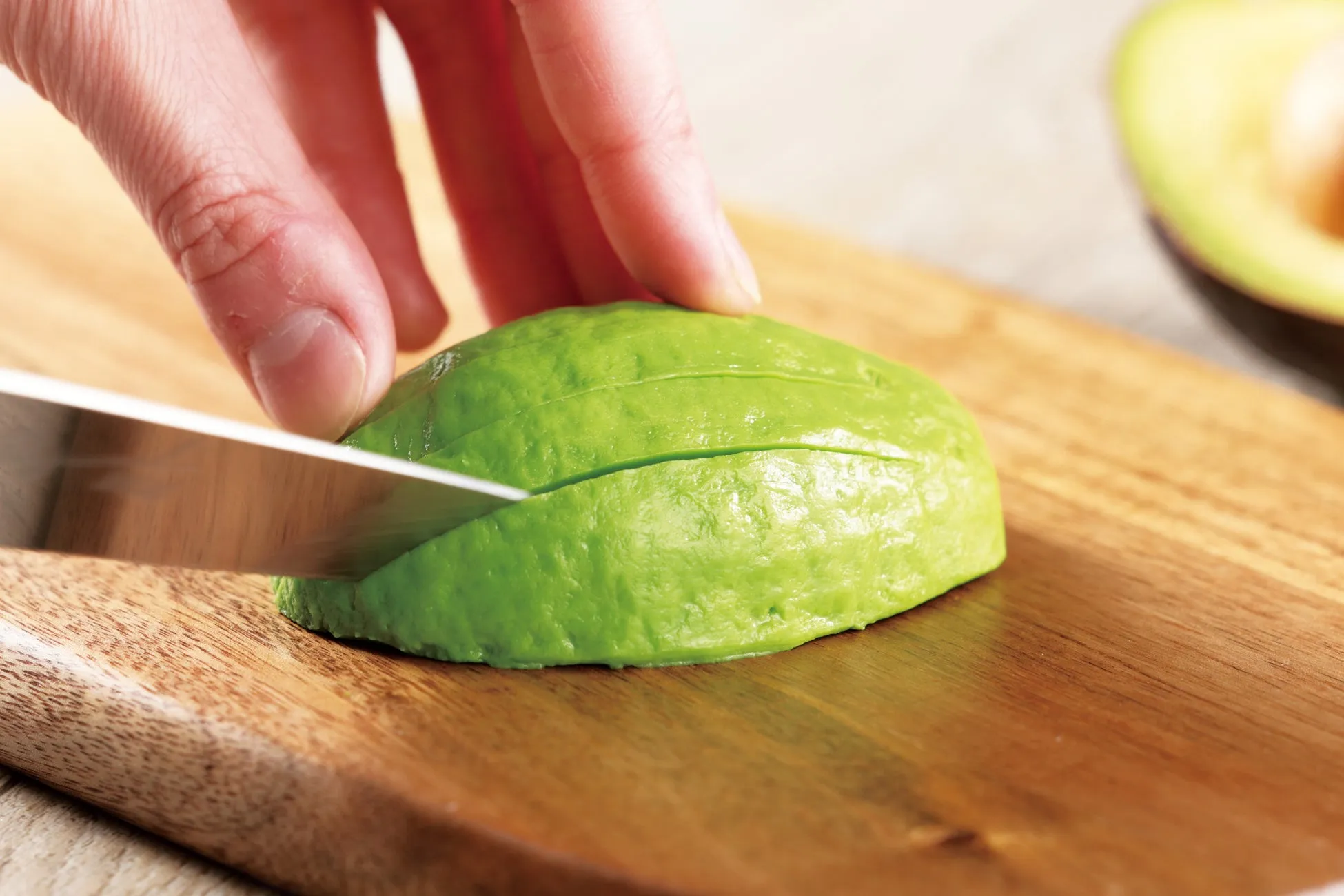 食べやすく切り込みを入れてご提供されたフレッシュアボカド