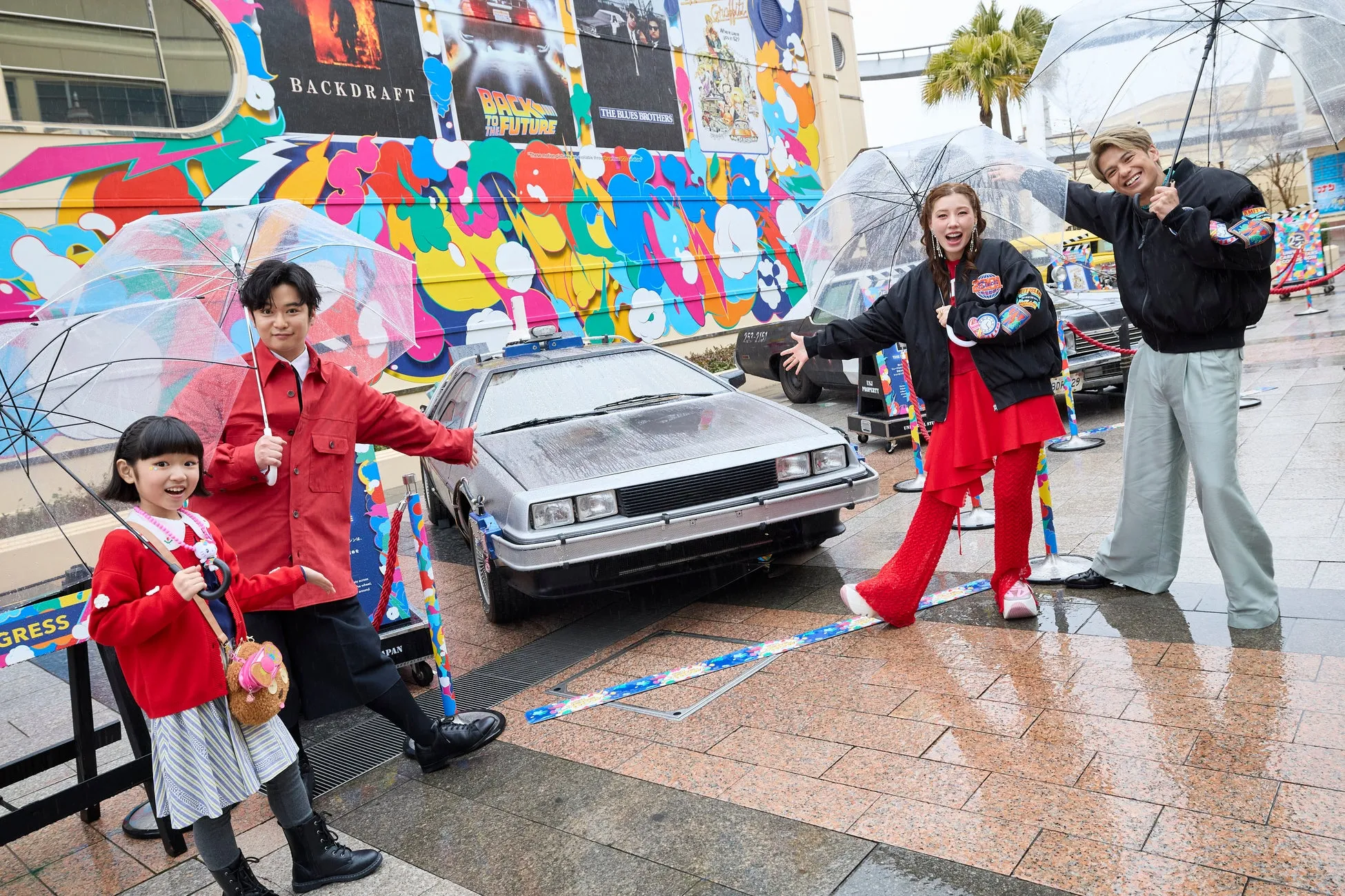 ユニバーサル・スタジオ・ジャパンでデロリアンとポーズをとる人々