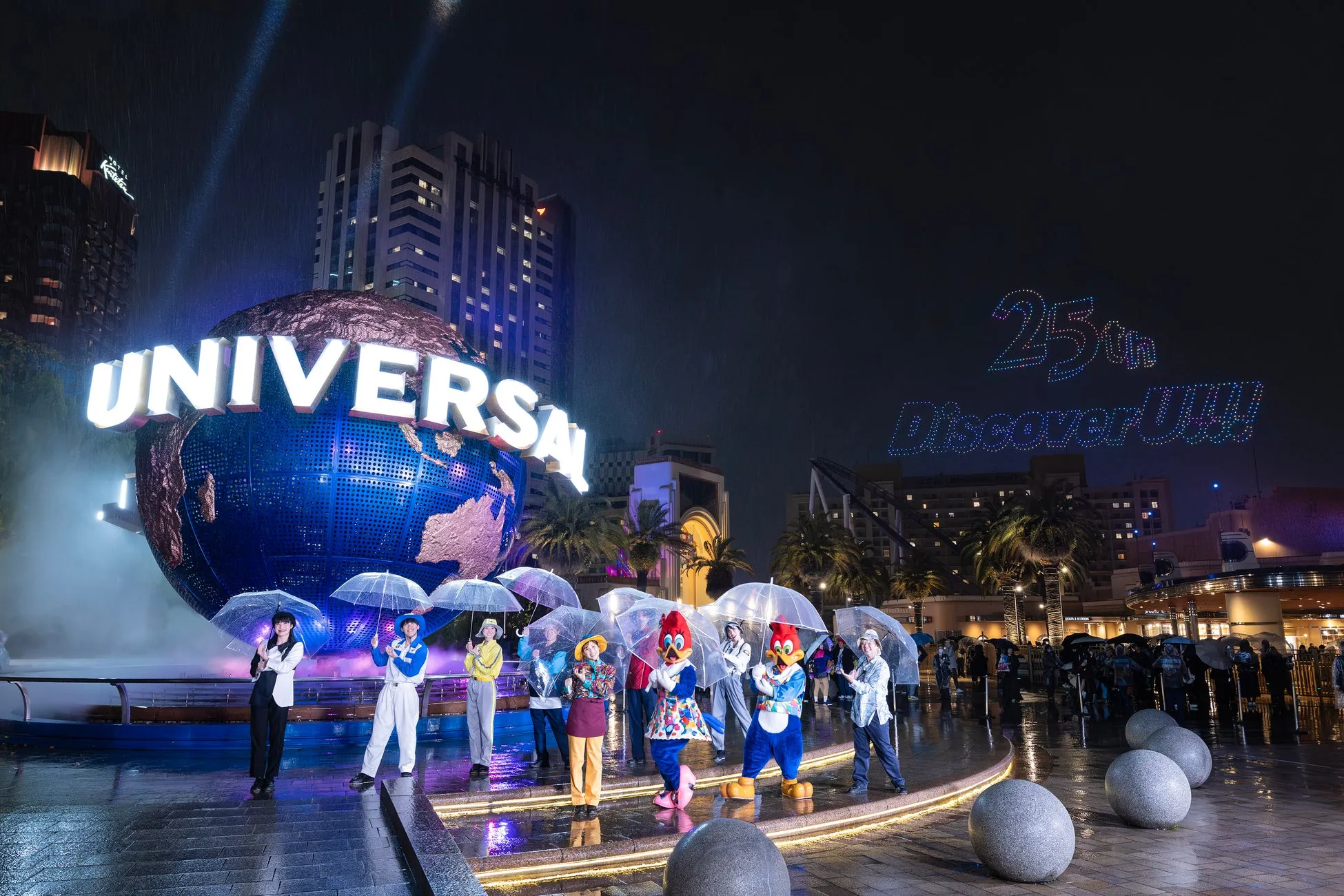 USJ25周年セレモニーのキャラクターと地球儀