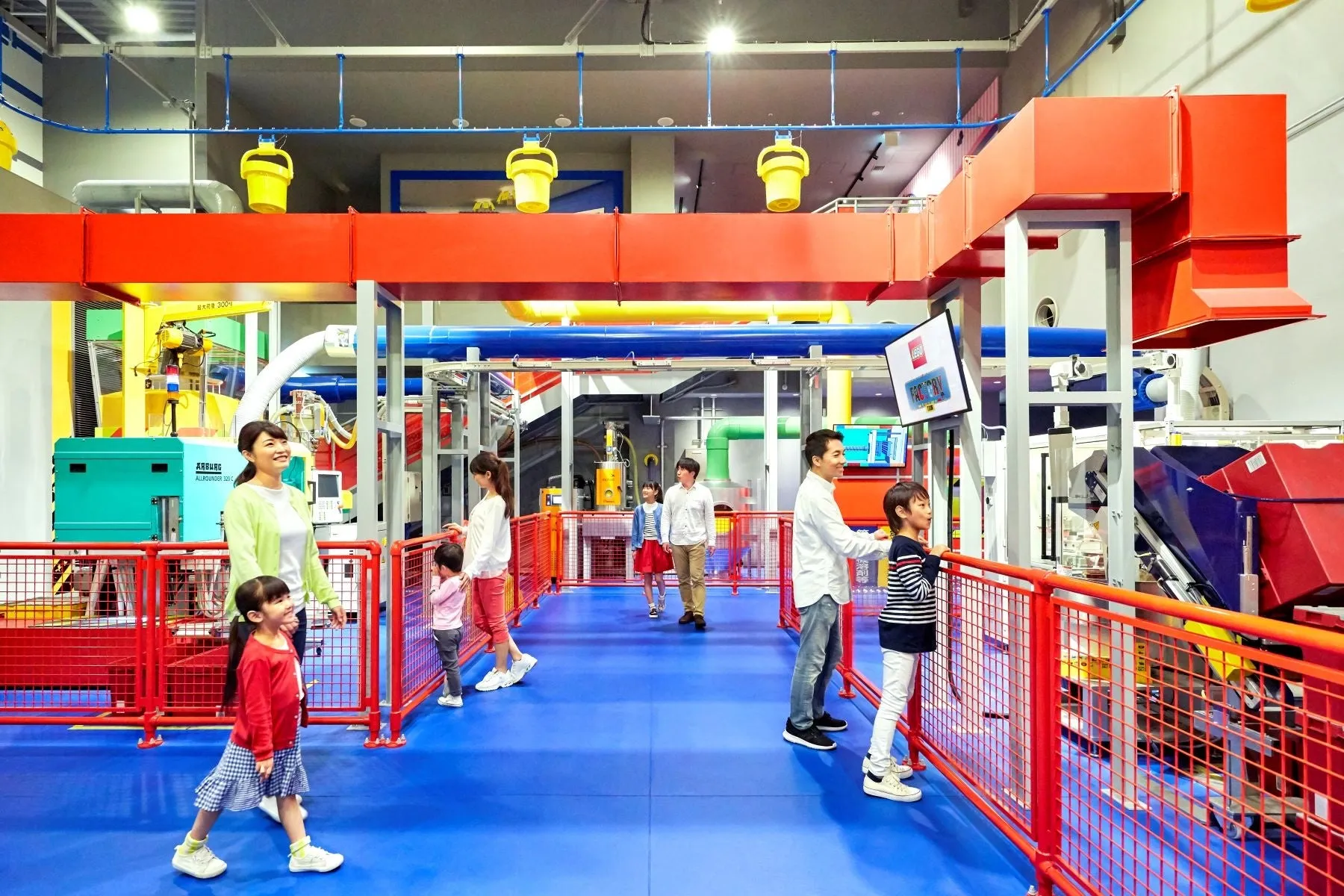カラフルなエンターテインメント施設で遊ぶ子供たちと大人たち
