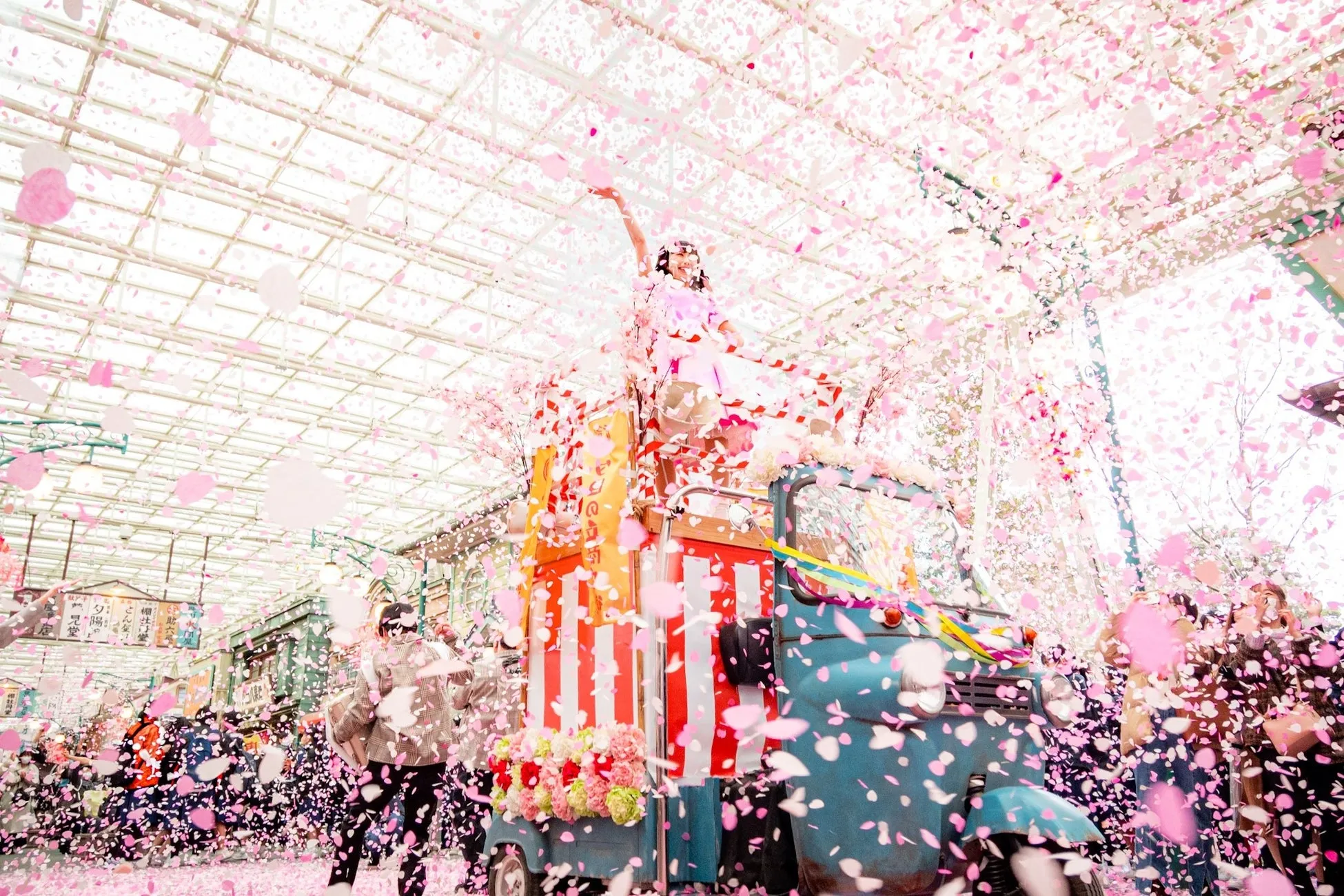 西武園ゆうえんちの桜吹雪フェスでの紙吹雪