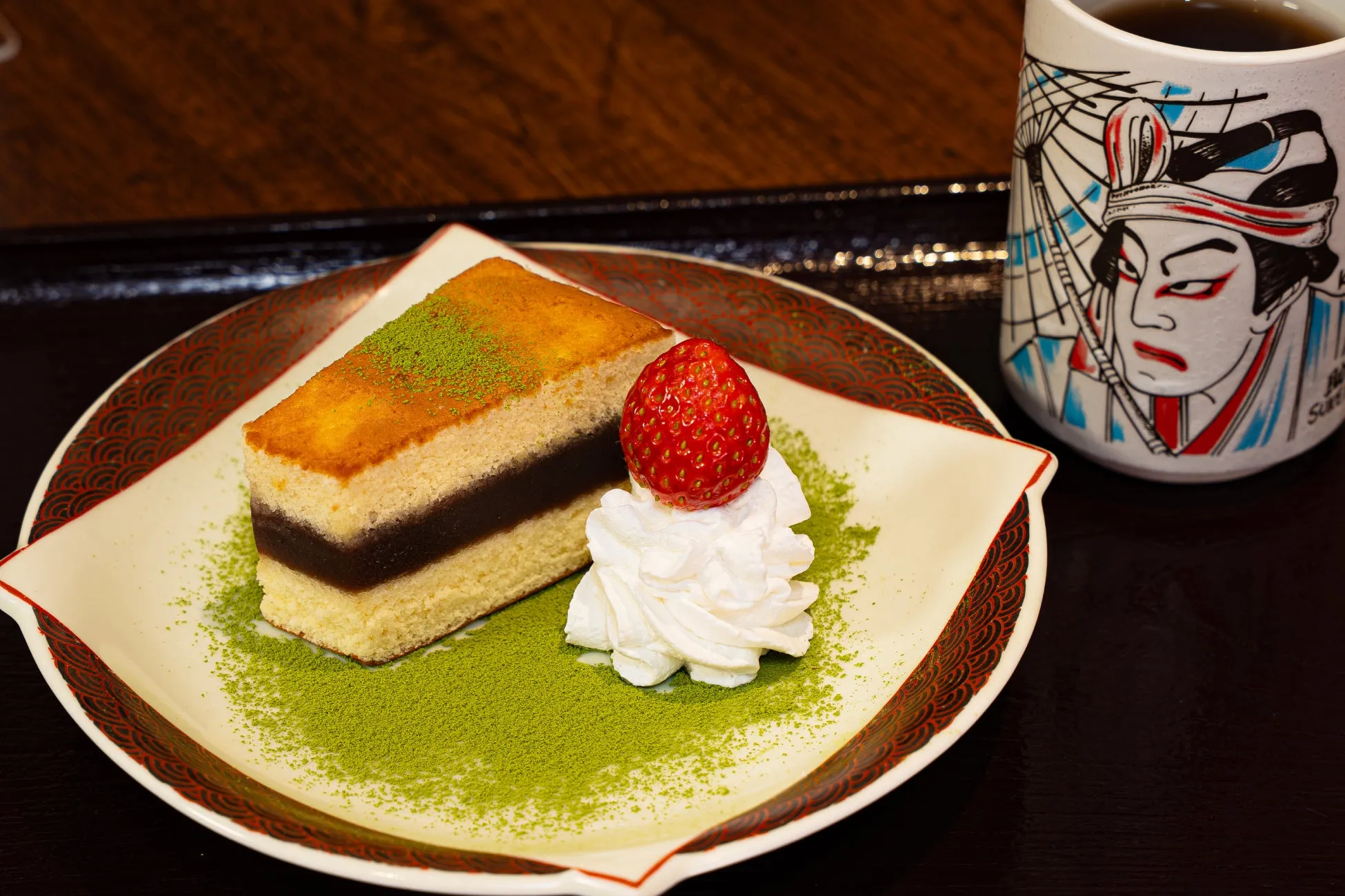 抹茶ケーキと和風カップ