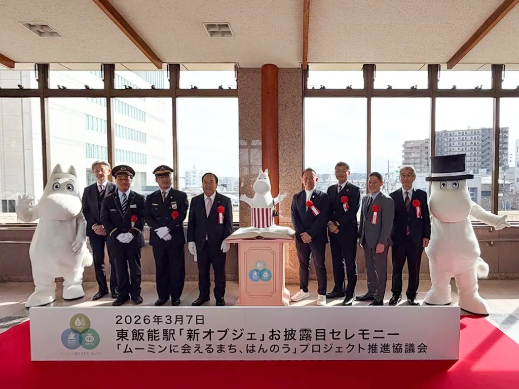 ムーミンオブジェのお披露目セレモニーでの集合写真