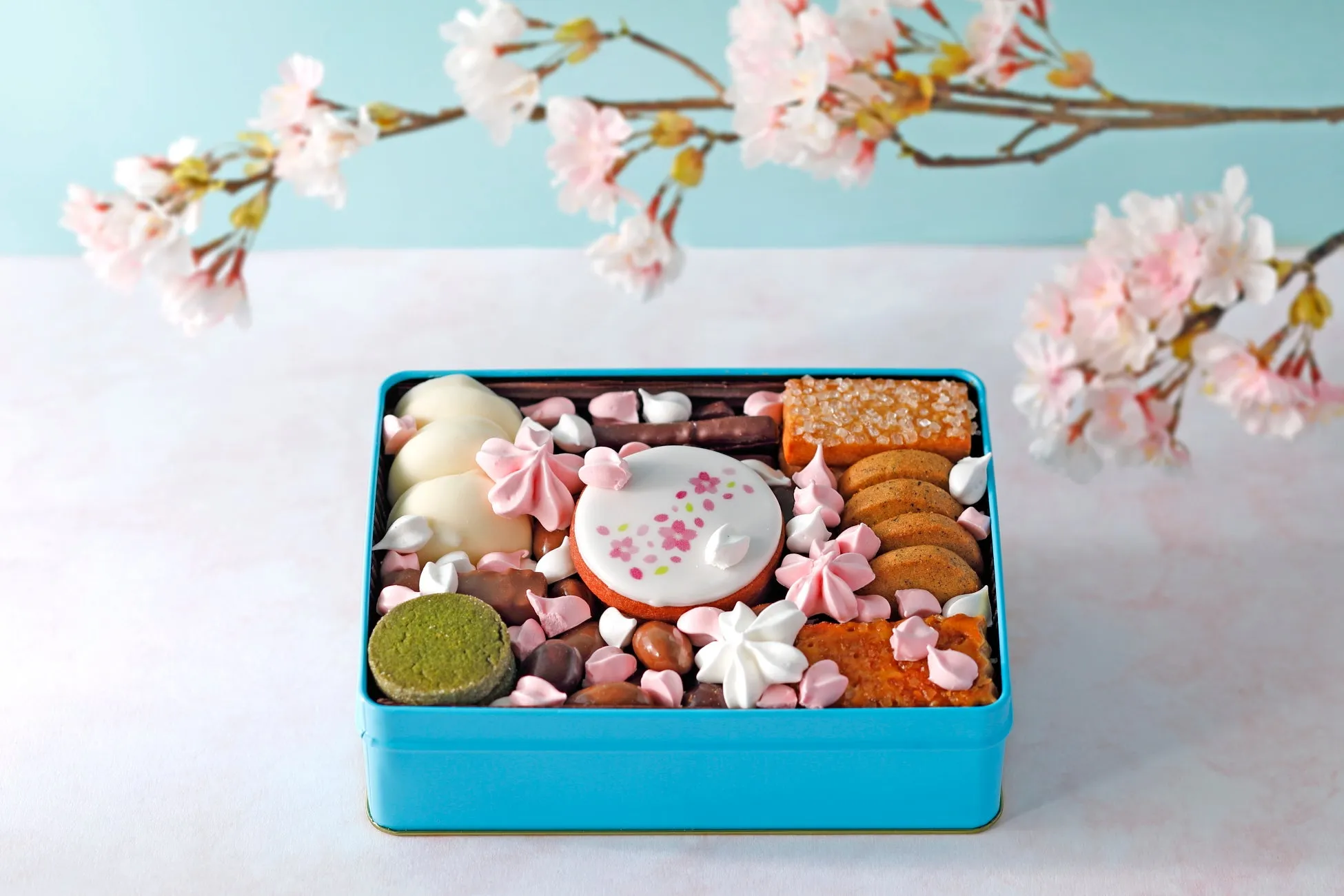 春限定！桜メレンゲが入ったクッキー缶『SATSUKIチョコレート&クッキー～桜～』