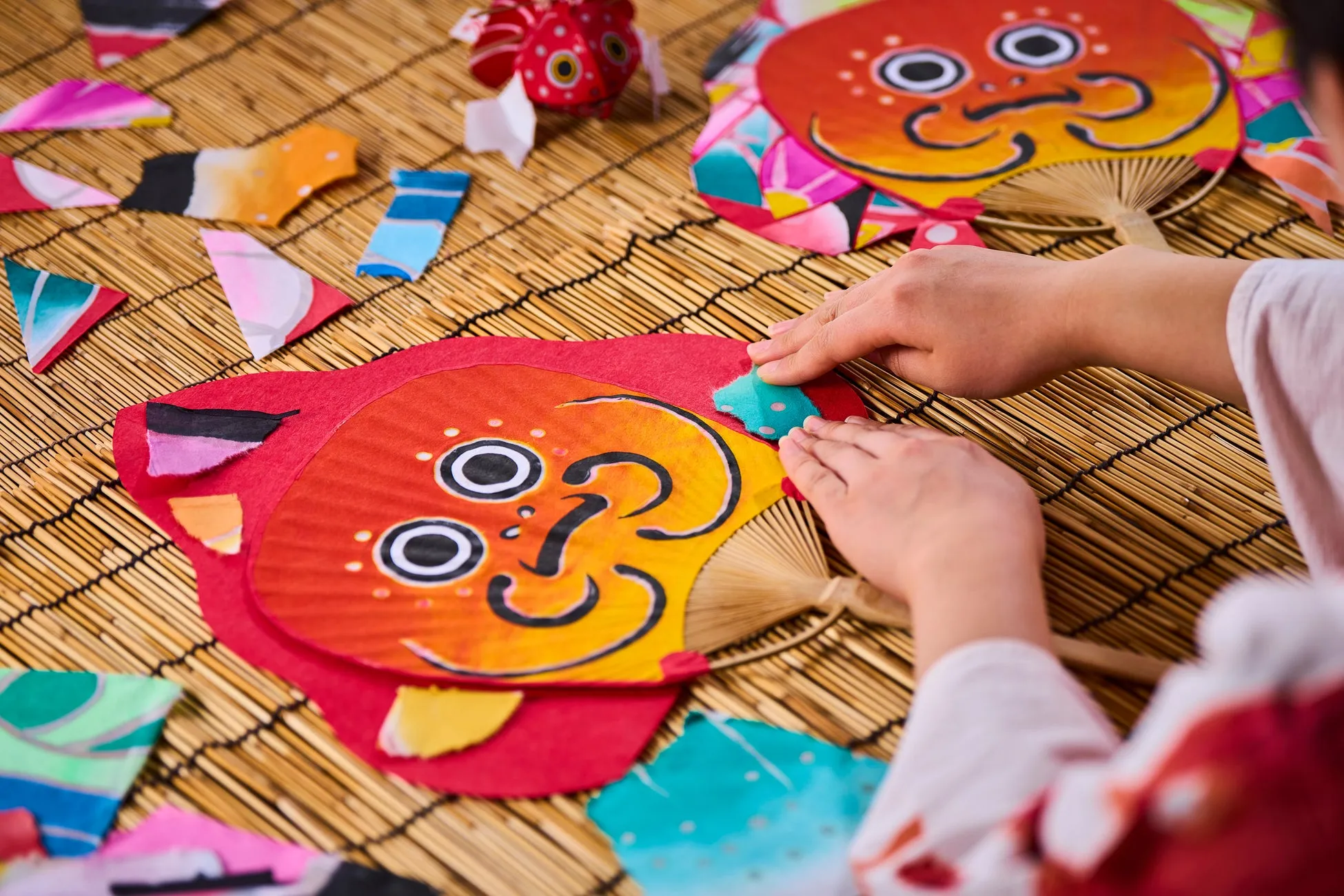 大型ねぶたの和紙を再利用したうちわ制作