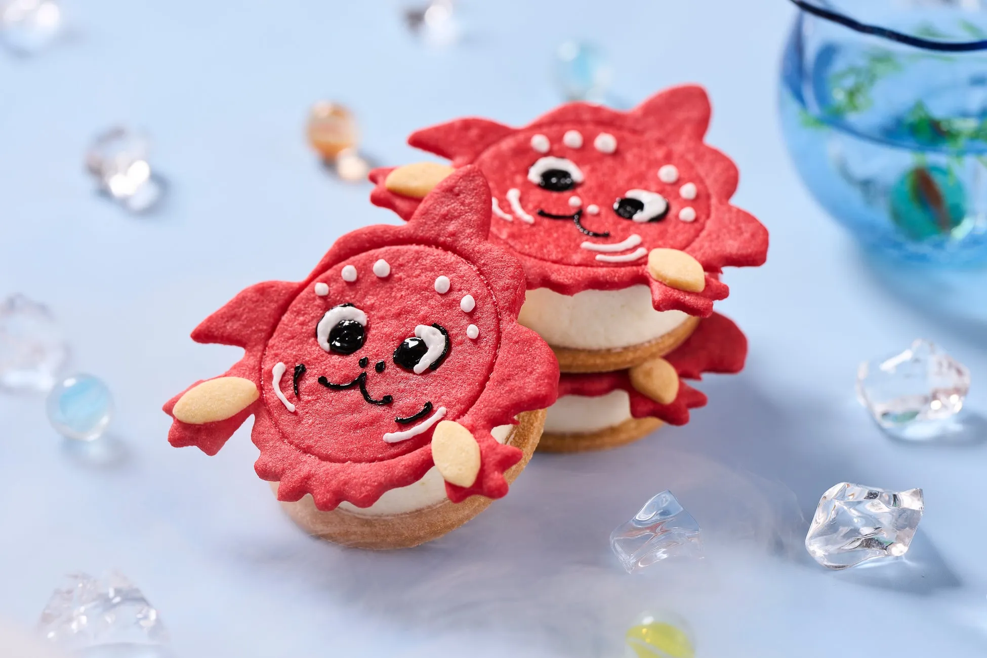 金魚ねぷたの可愛らしいデザインのサンドアイス