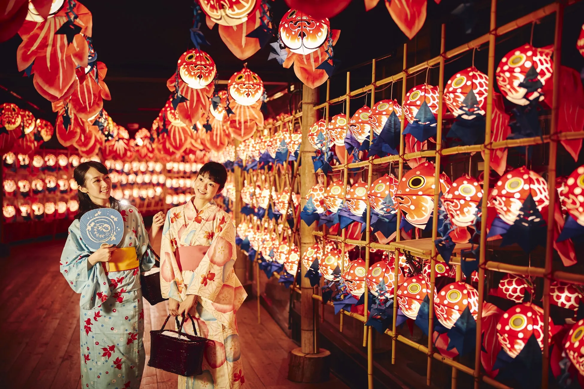 写真スポットとして楽しめる「金魚ねぷた灯篭回廊」