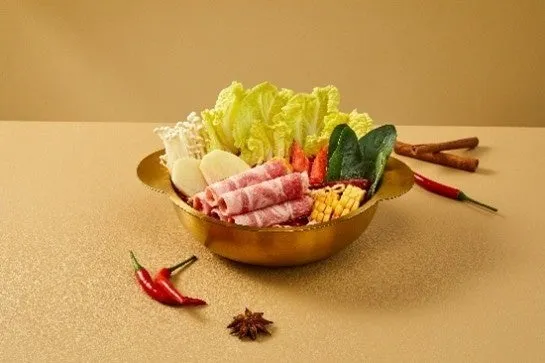 麻辣湯の具材が盛り付けられた黄金色の器