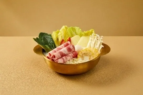 麻辣湯の具材が盛られた金属製の鍋