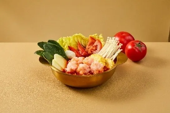 豪華な金色のボウルに盛り付けられた麻辣湯の具材