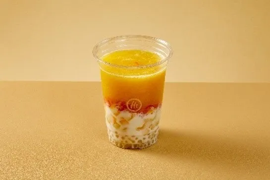 カラフルなフルーツとタピオカのドリンク