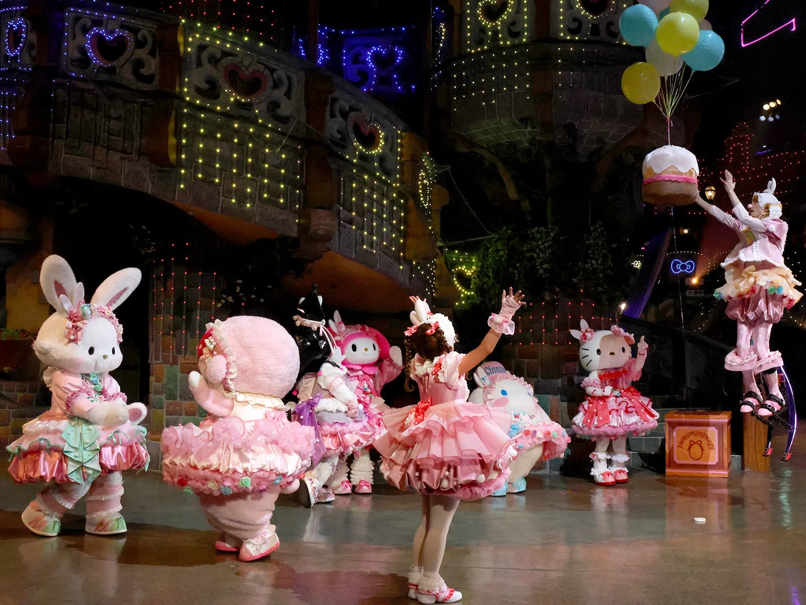 パレードでダンスするキャラクターたち