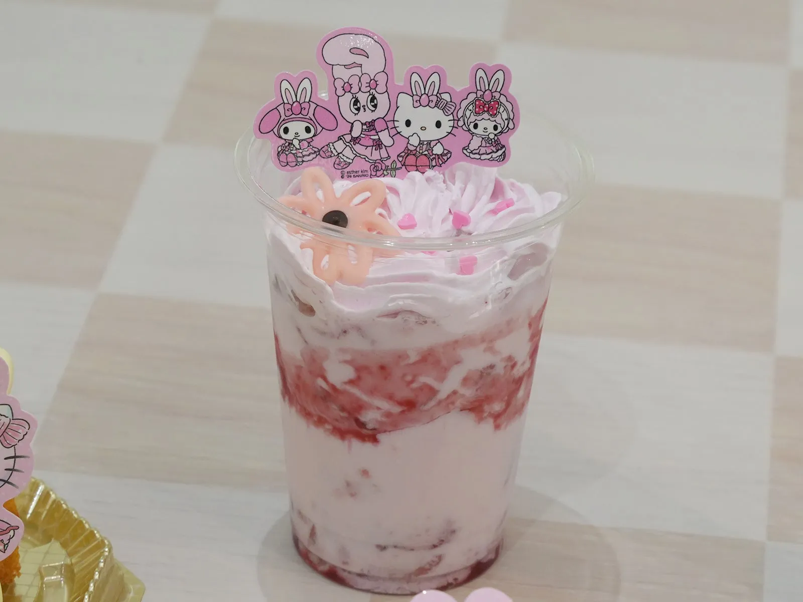 キャラクタートッパー付きのストロベリーパフェ