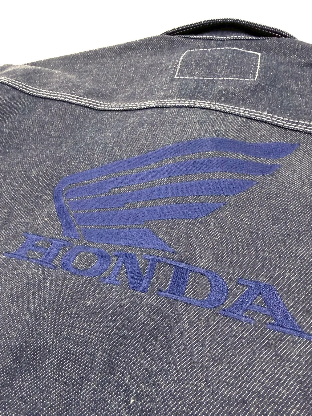 Hondaデニムジャケット特徴写真2 背中にウイングマーク刺繍入り