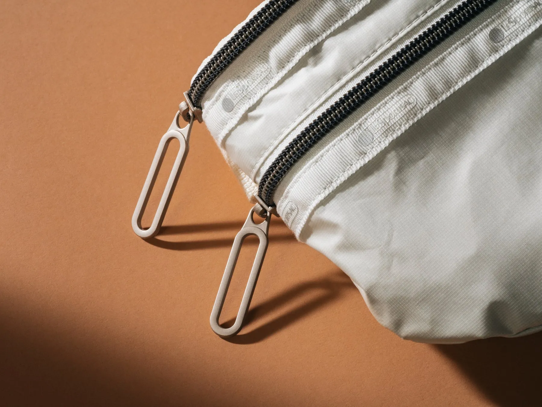 独自開発のアルミパーツが使われているバッグのアップ