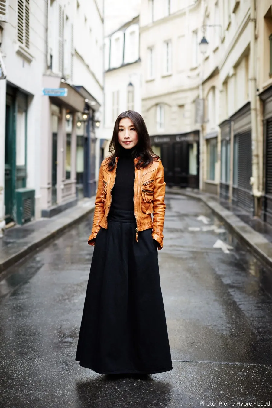 おしゃれな通りに立つ女性と街並み