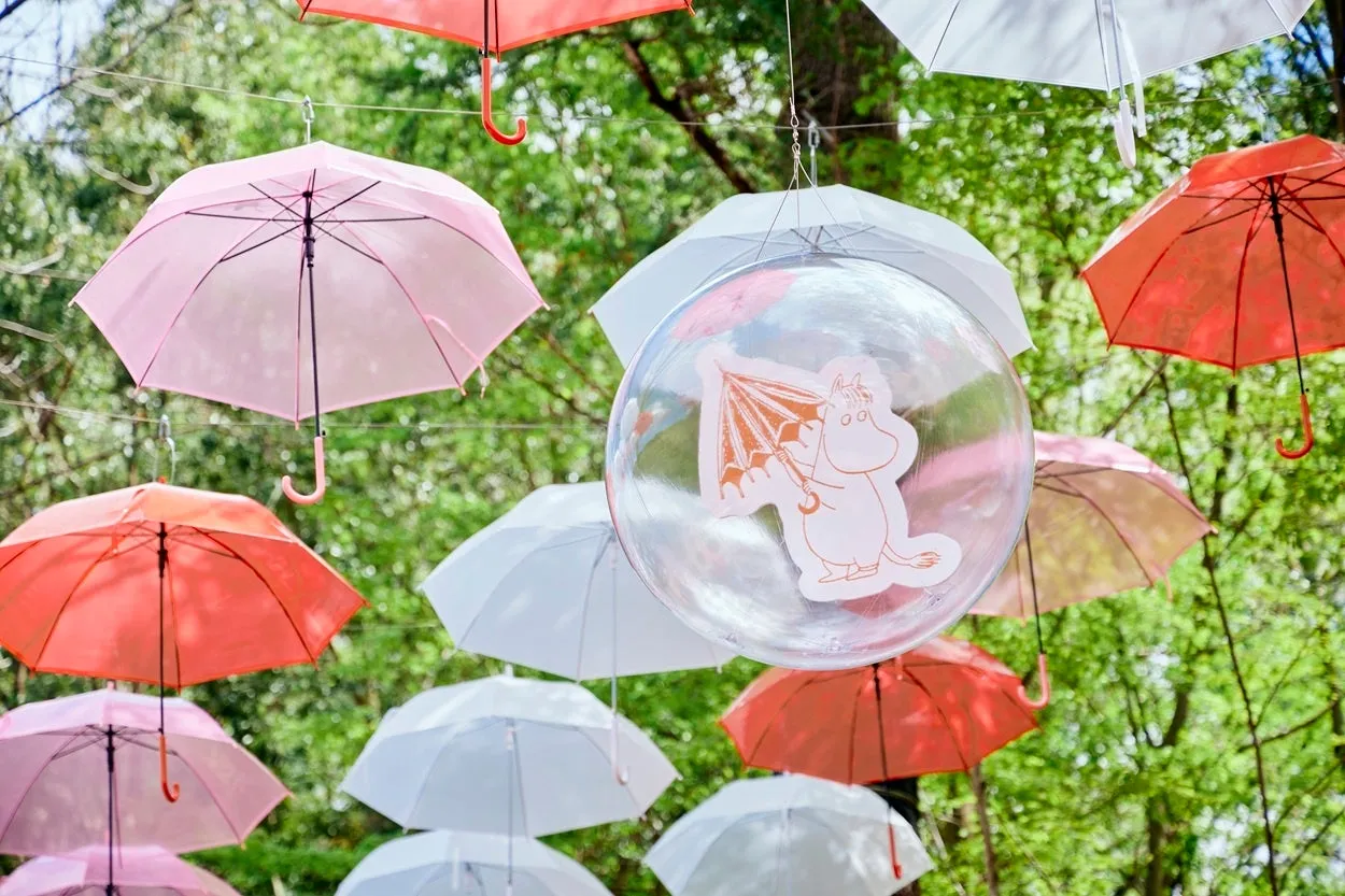 ムーミンバレーパークのカラフルなアンブレラスカイ