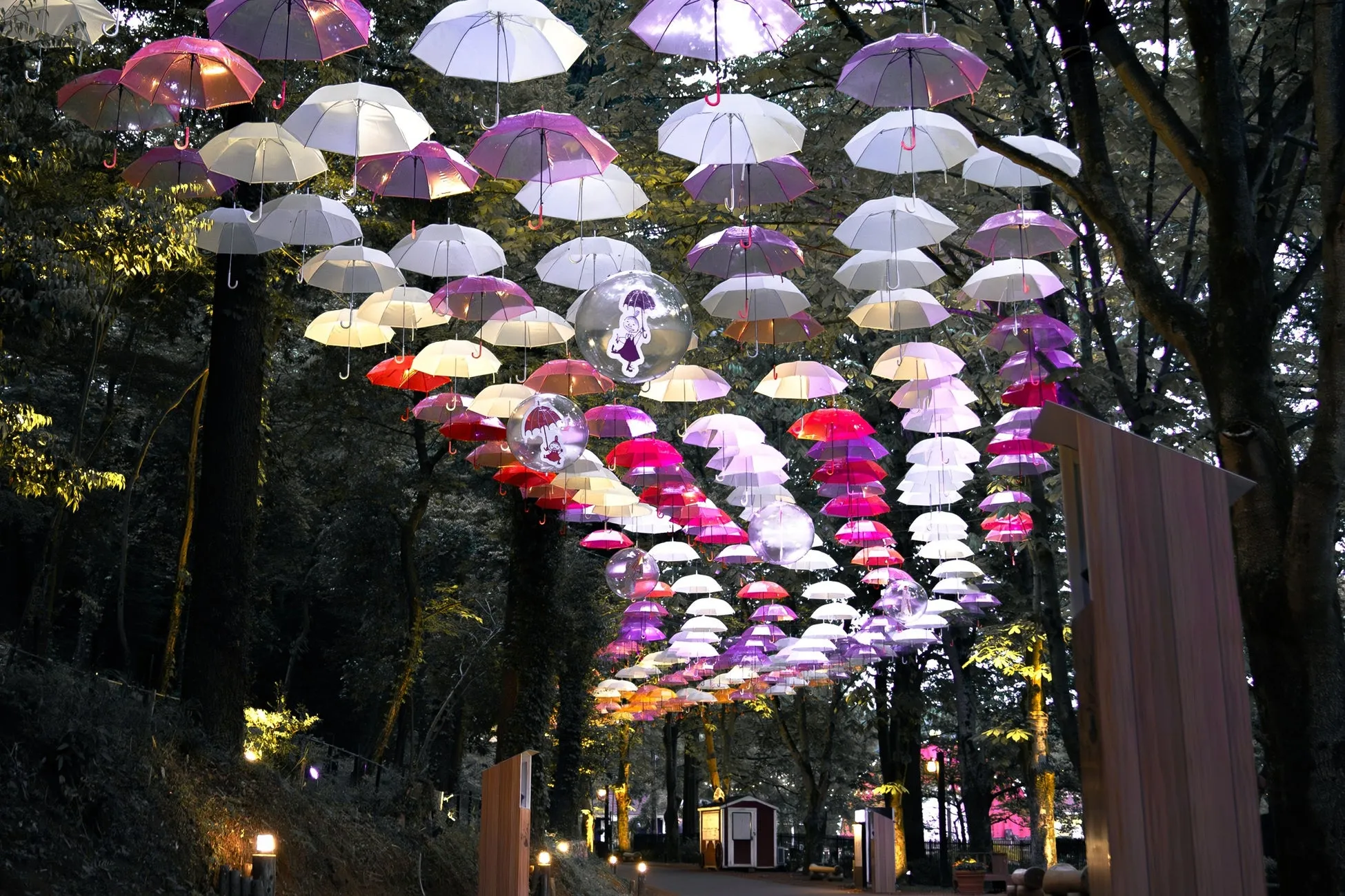 ムーミンバレーパークのカラフルなアンブレラスカイ