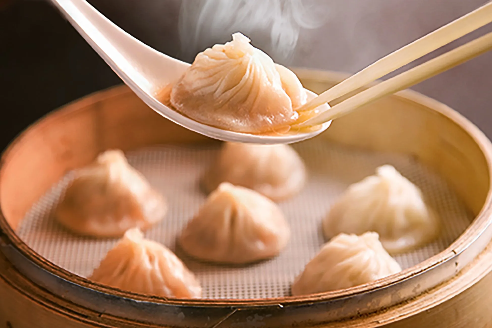 熟練した点心師が手作りする京鼎樓の小籠包