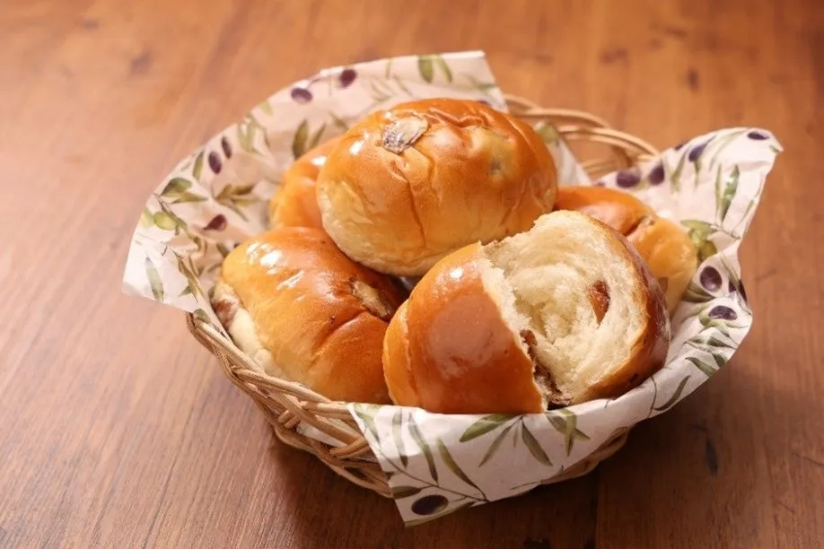 しっとり甘い味わいのロールパン