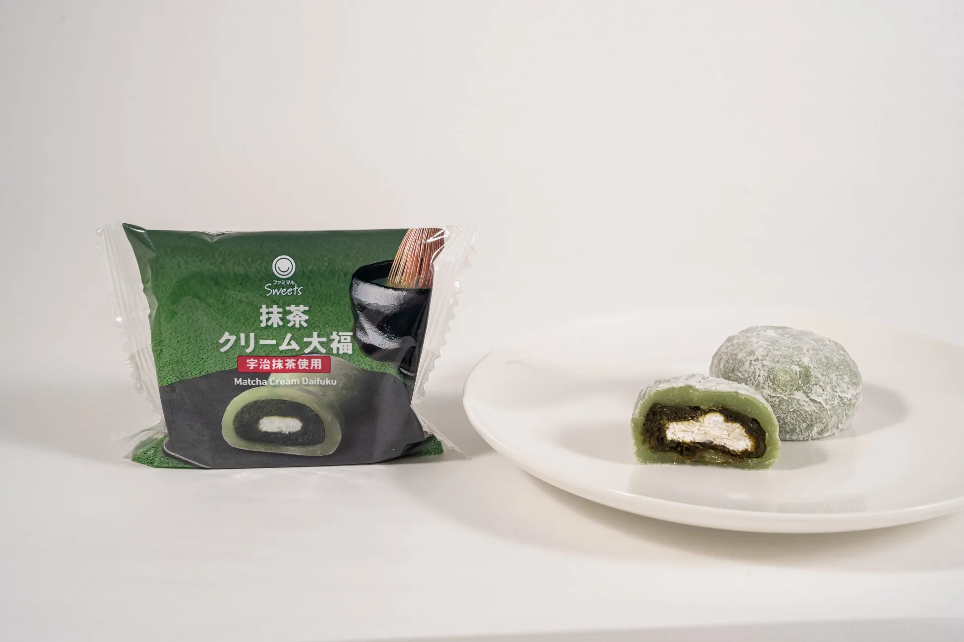 抹茶クリーム大福 宇治抹茶餡とクリームを餅で包んだ