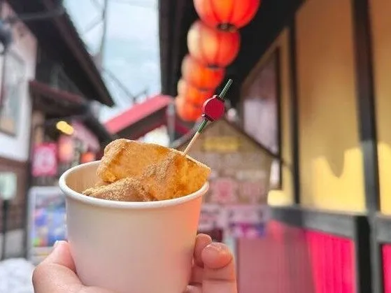 紙カップに入ったスイーツと赤い提灯