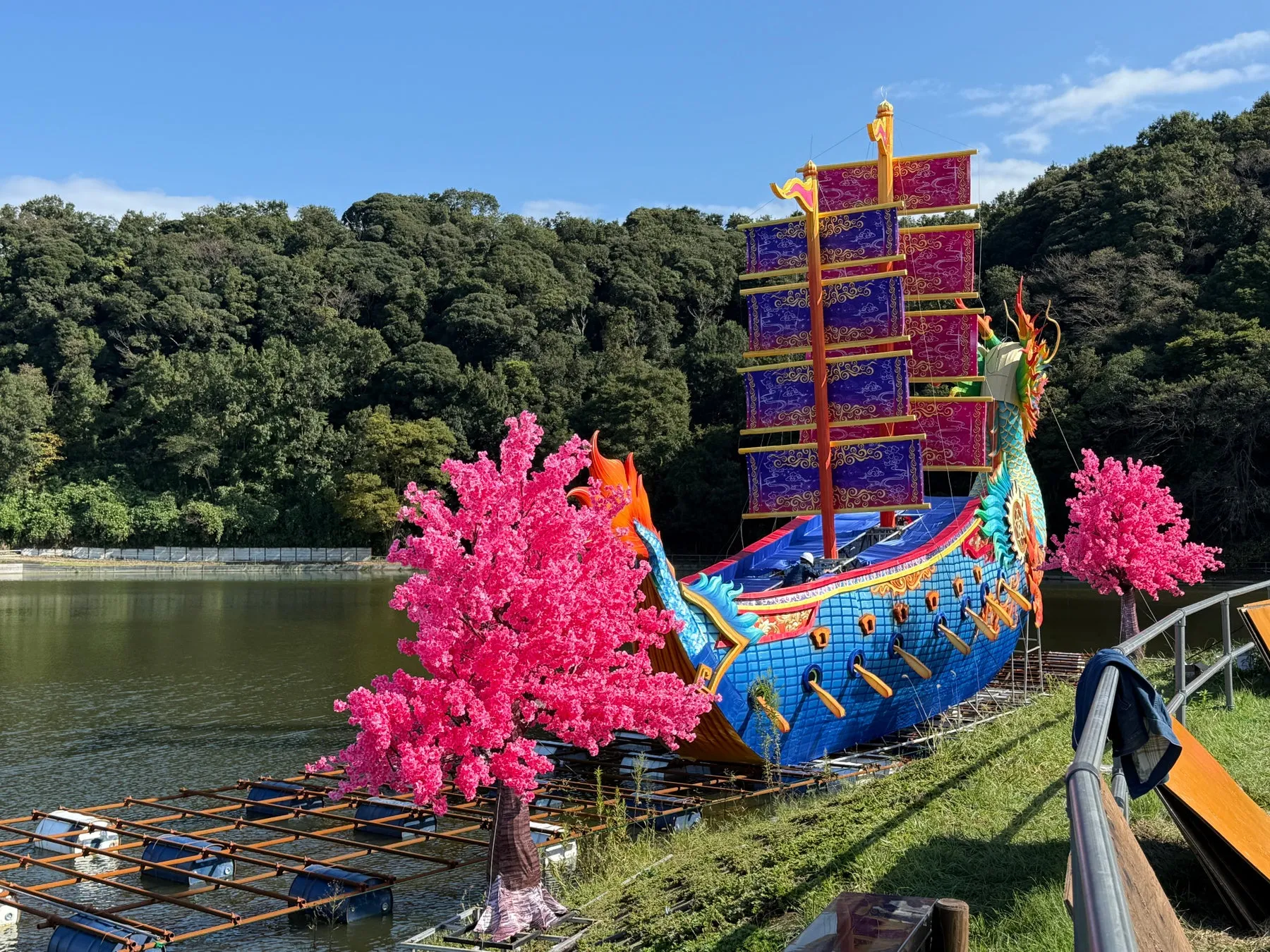 東京ランタンフェスティバルの色鮮やかな船とピンクのランタンの木