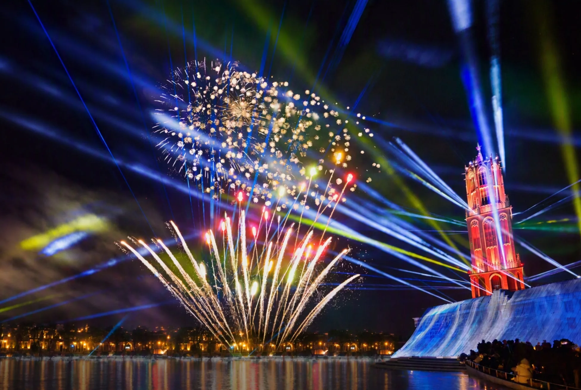 花火とレーザー光線で彩られたミュージックイベントの風景