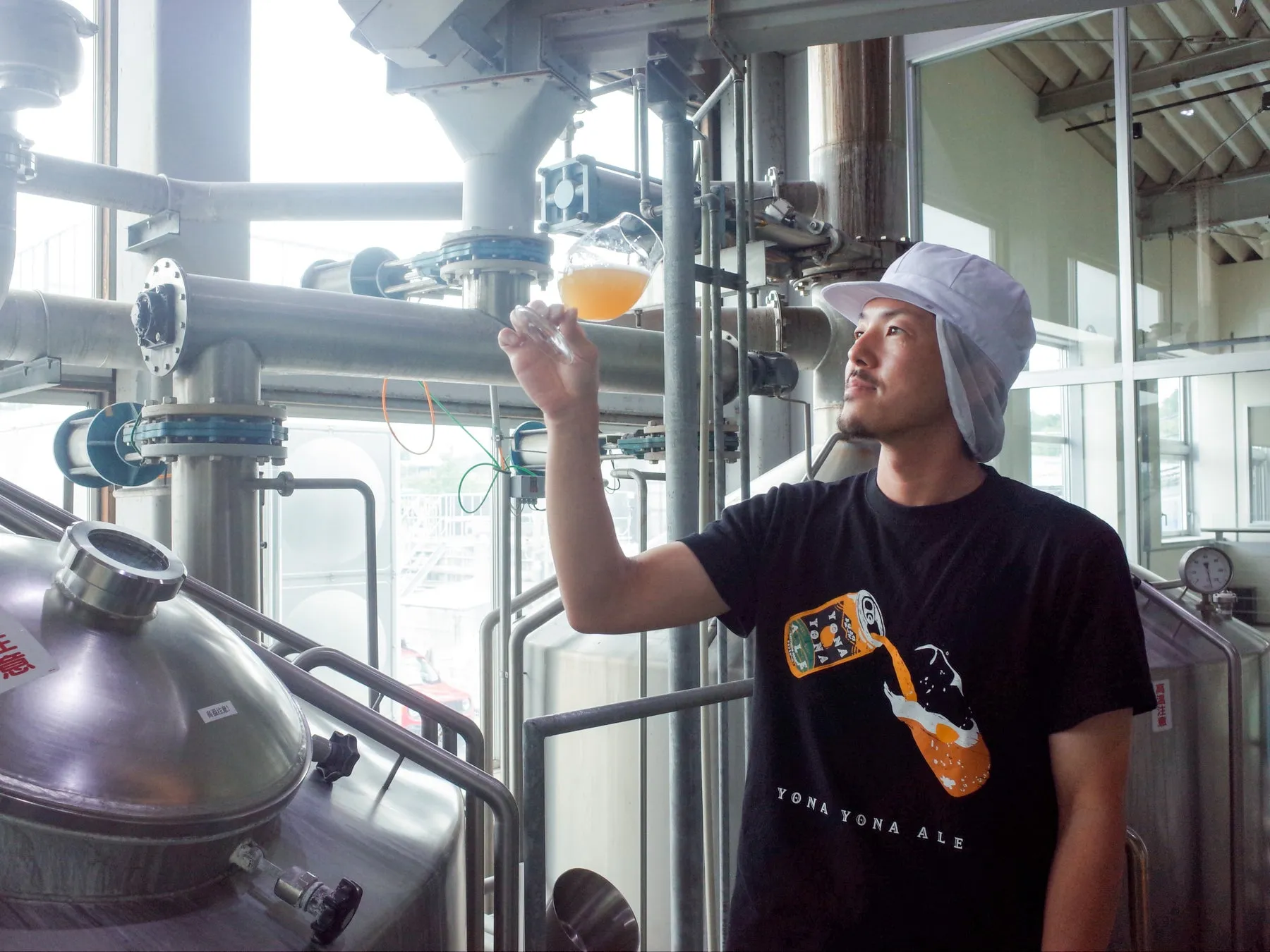 醸造者がビールをチェックしている工場内の様子