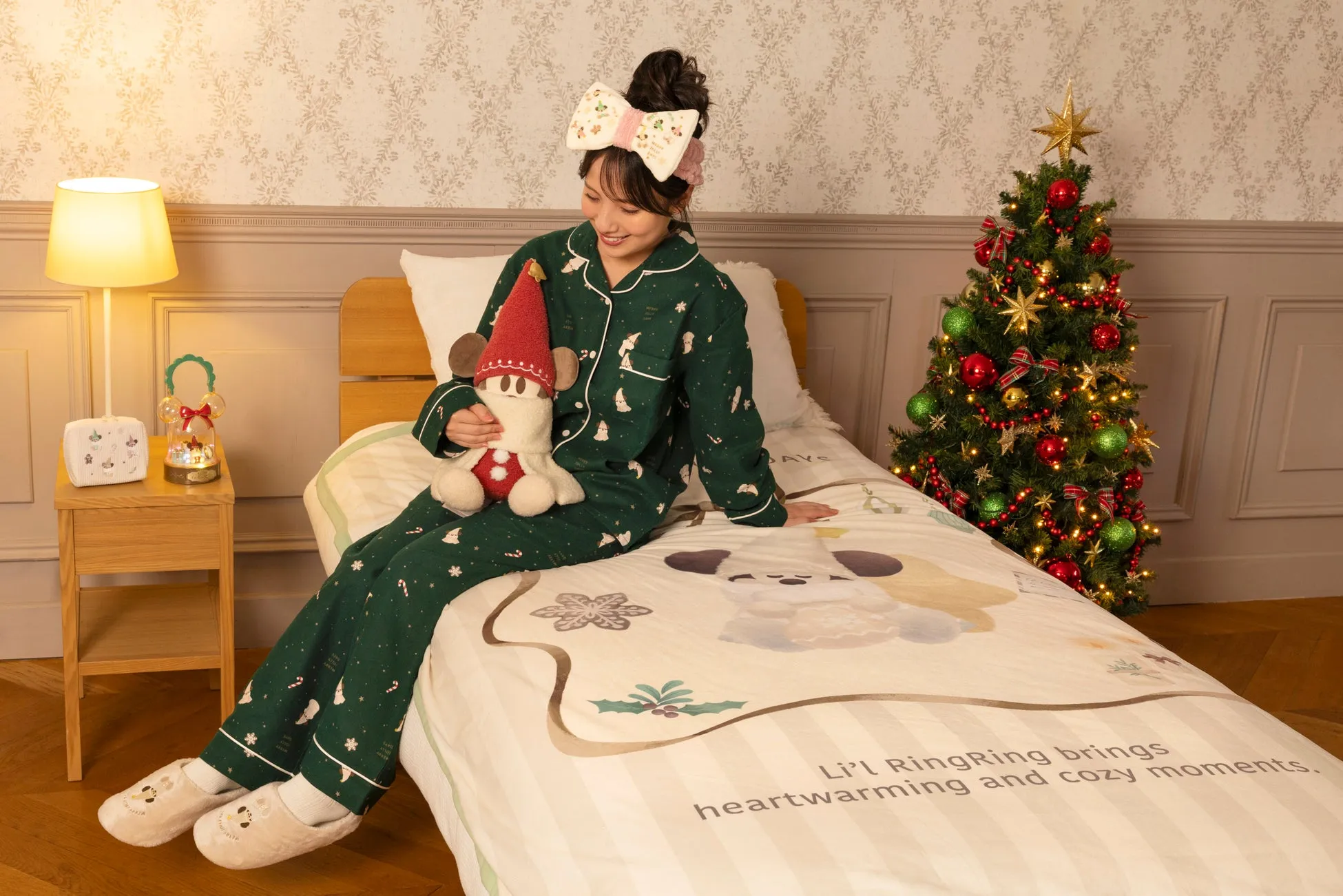 クリスマスのパジャマを着た女性とツリー
