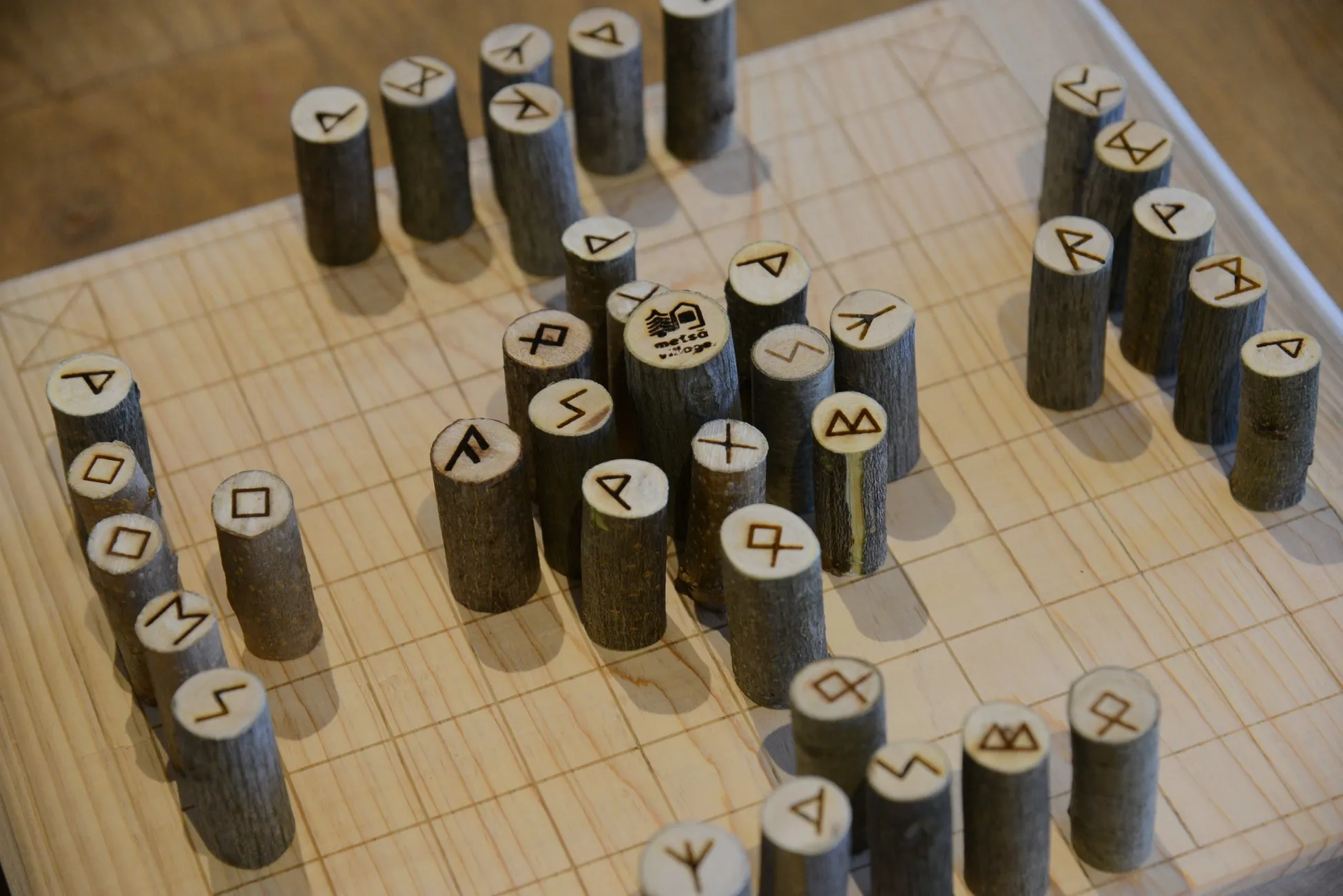 ルーン文字が刻まれた木製のハネファタルボードゲーム