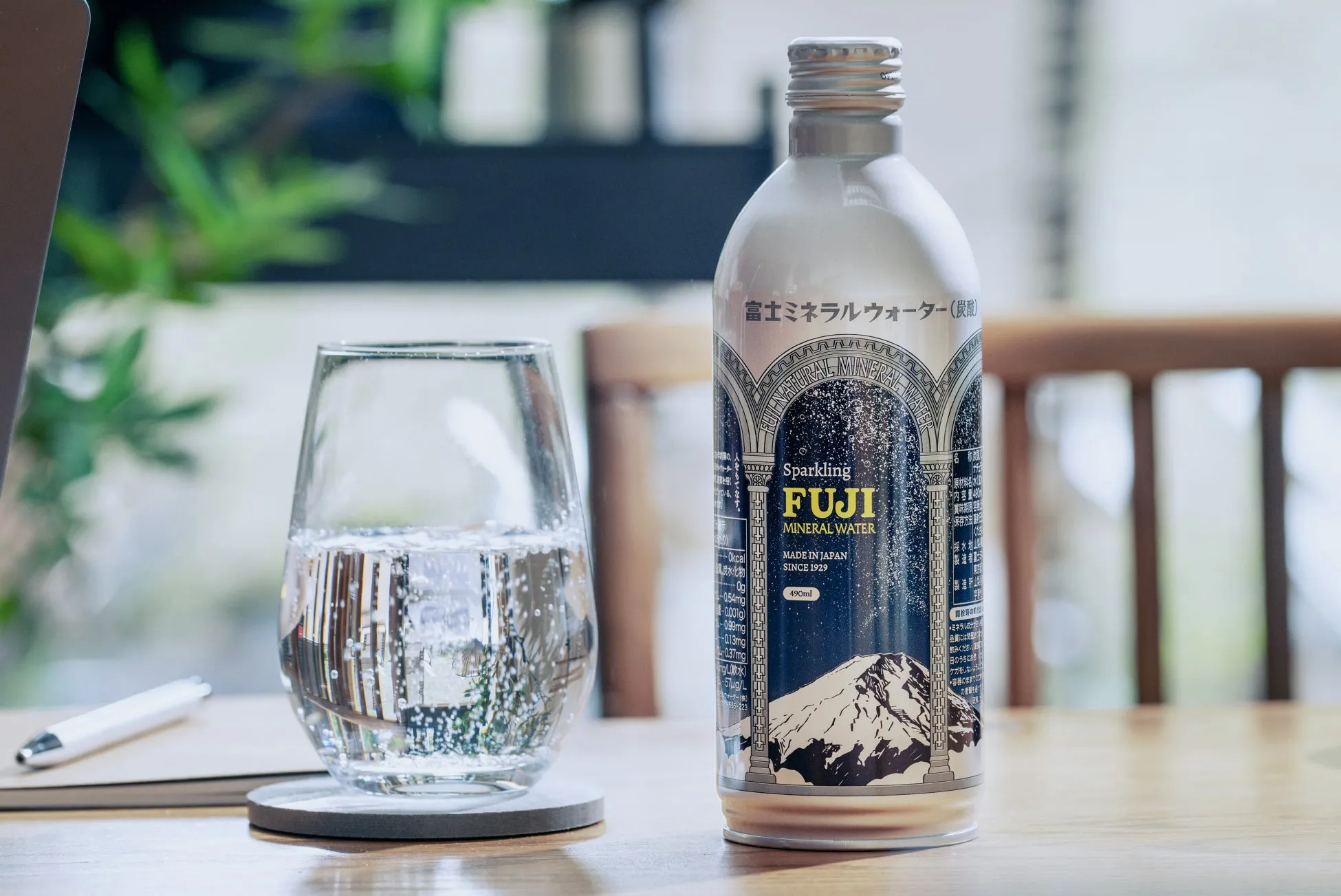 富士ミネラルウォーター スパークリングのボトルとグラス