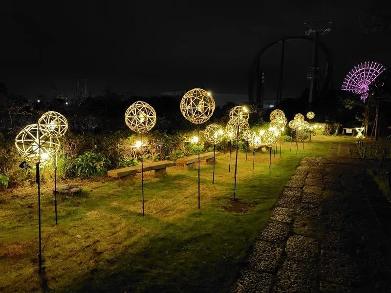 竹製球体のイルミネーションが並ぶ夜の庭園