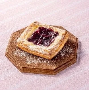 ジャムをトッピングしたパイ