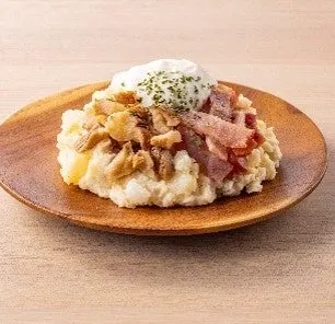 ポテトサラダにベーコンとソースがかかった料理