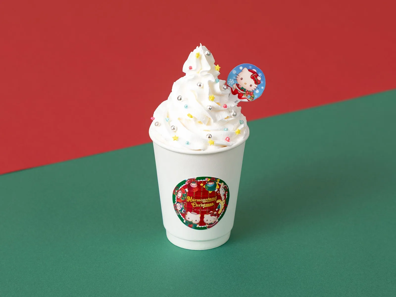 ホイップクリームがのったクリスマス仕様のドリンク