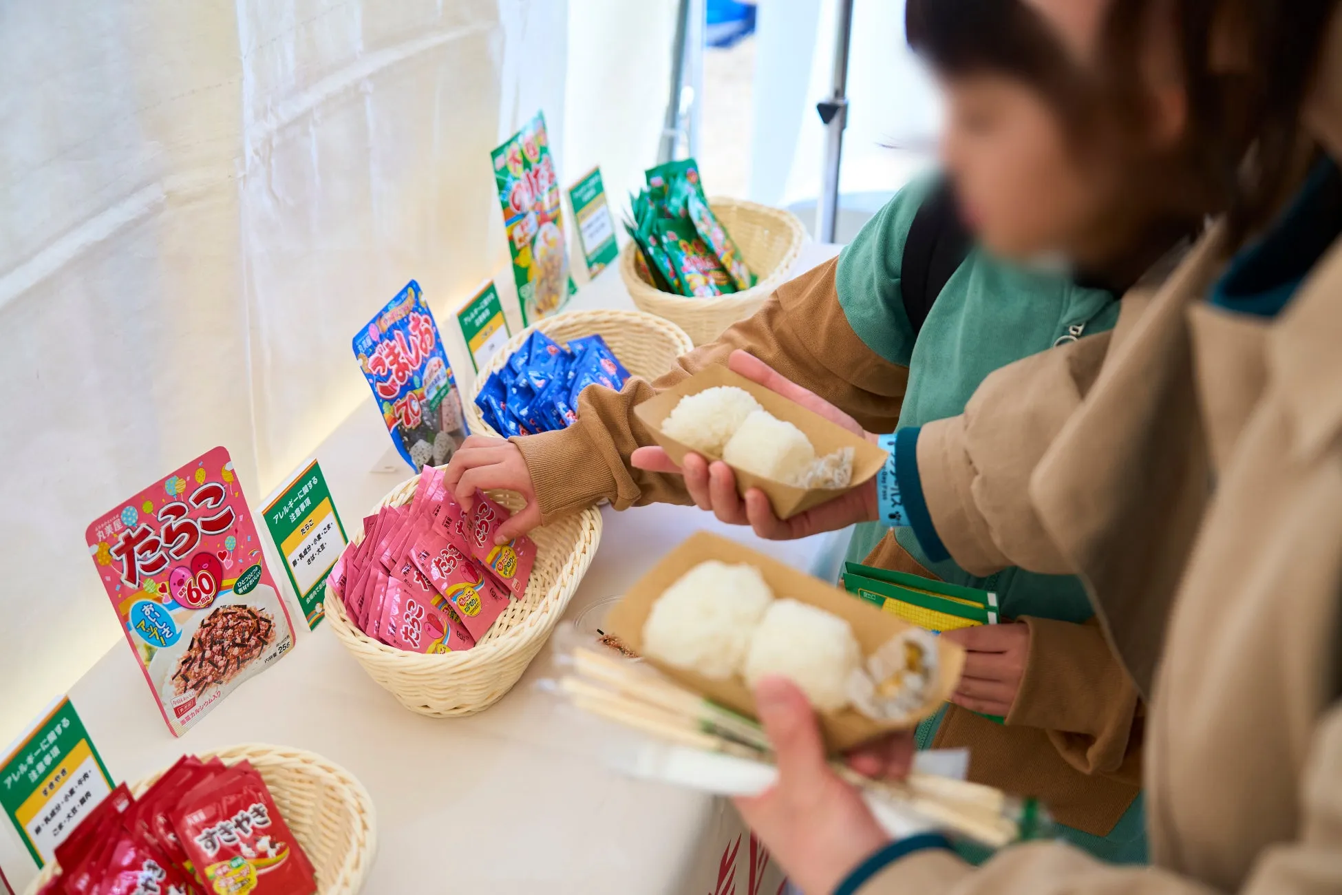 おにぎりと菓子が並ぶフェスのブース