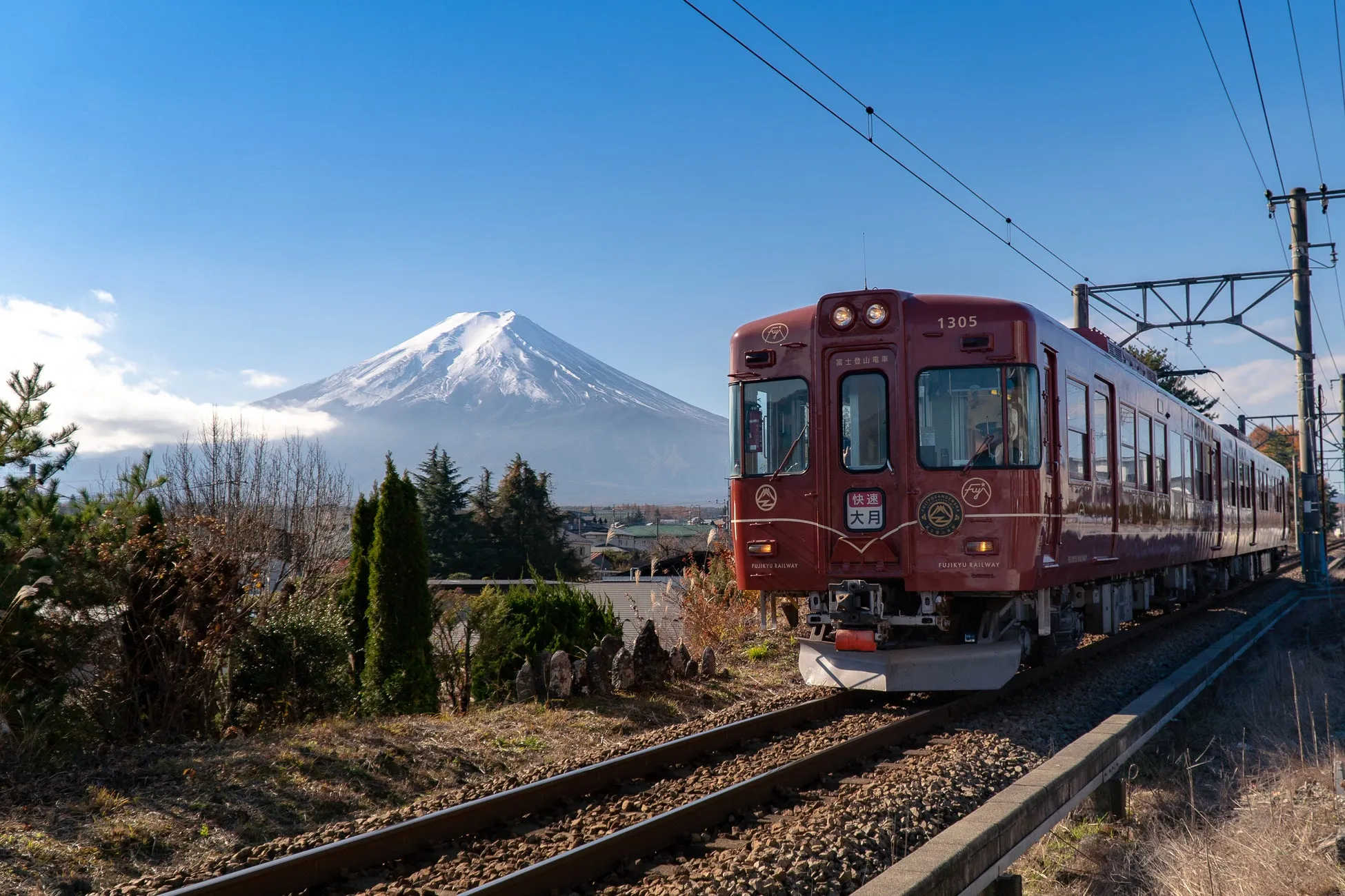 富士山を背景に走る富士急行線の赤い電車