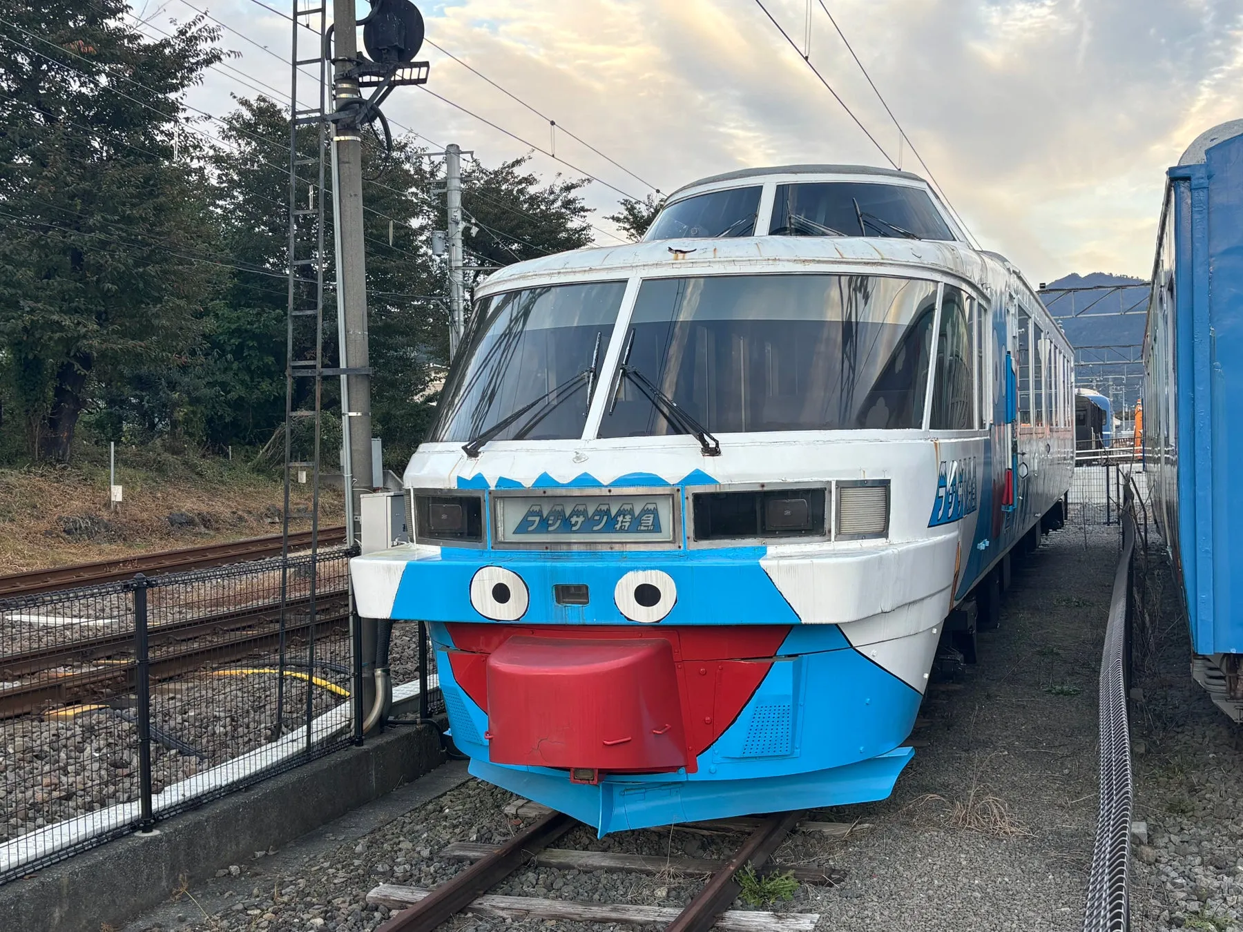キャラクターデザインの富士急行線の電車