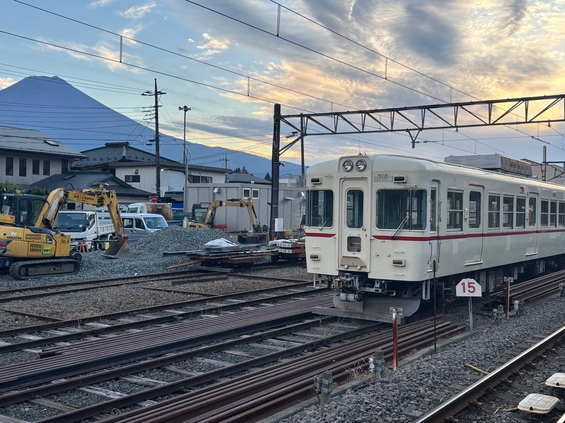 富士山背景の富士急行線の電車