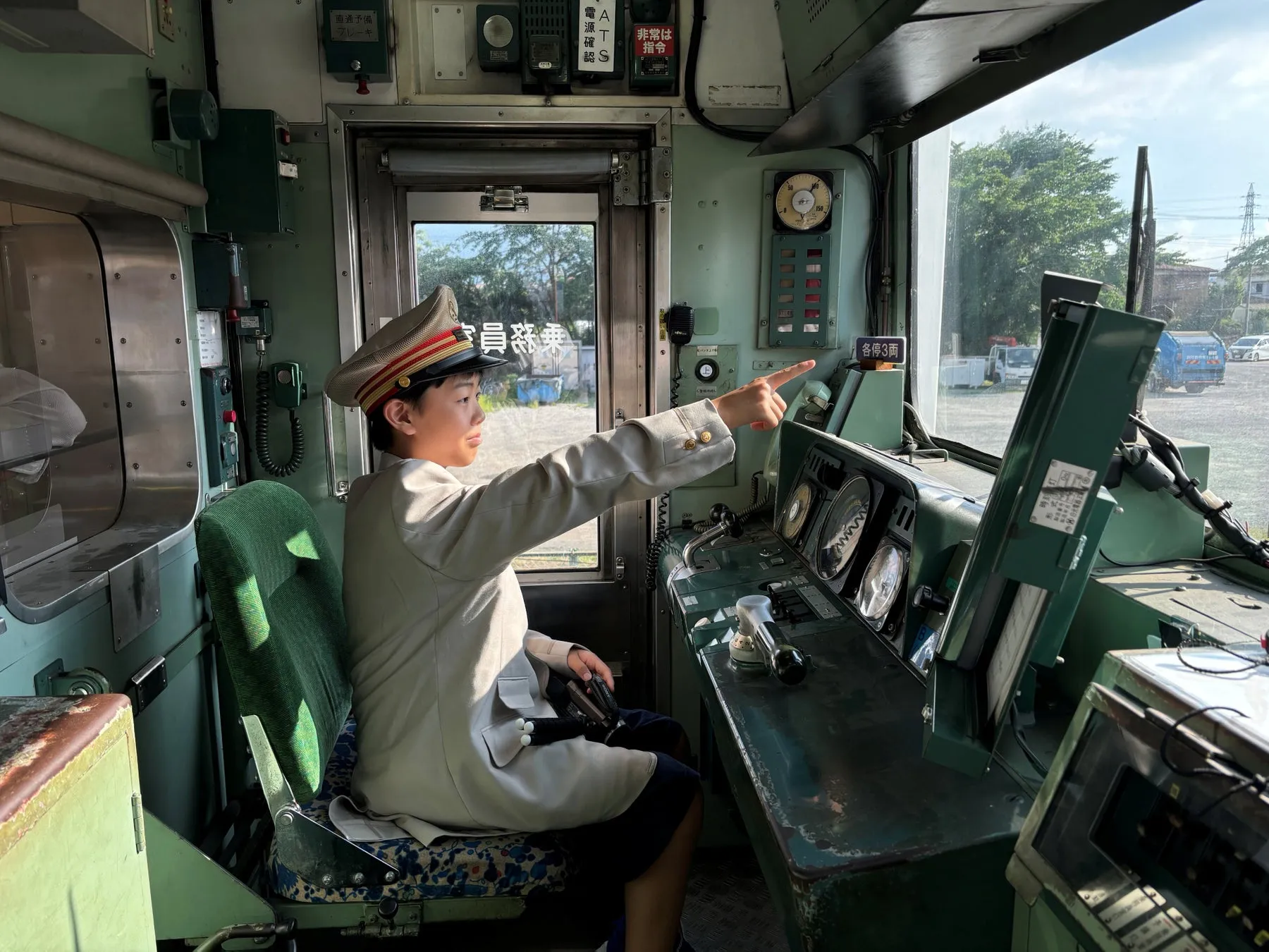 運転席で指を指す子供