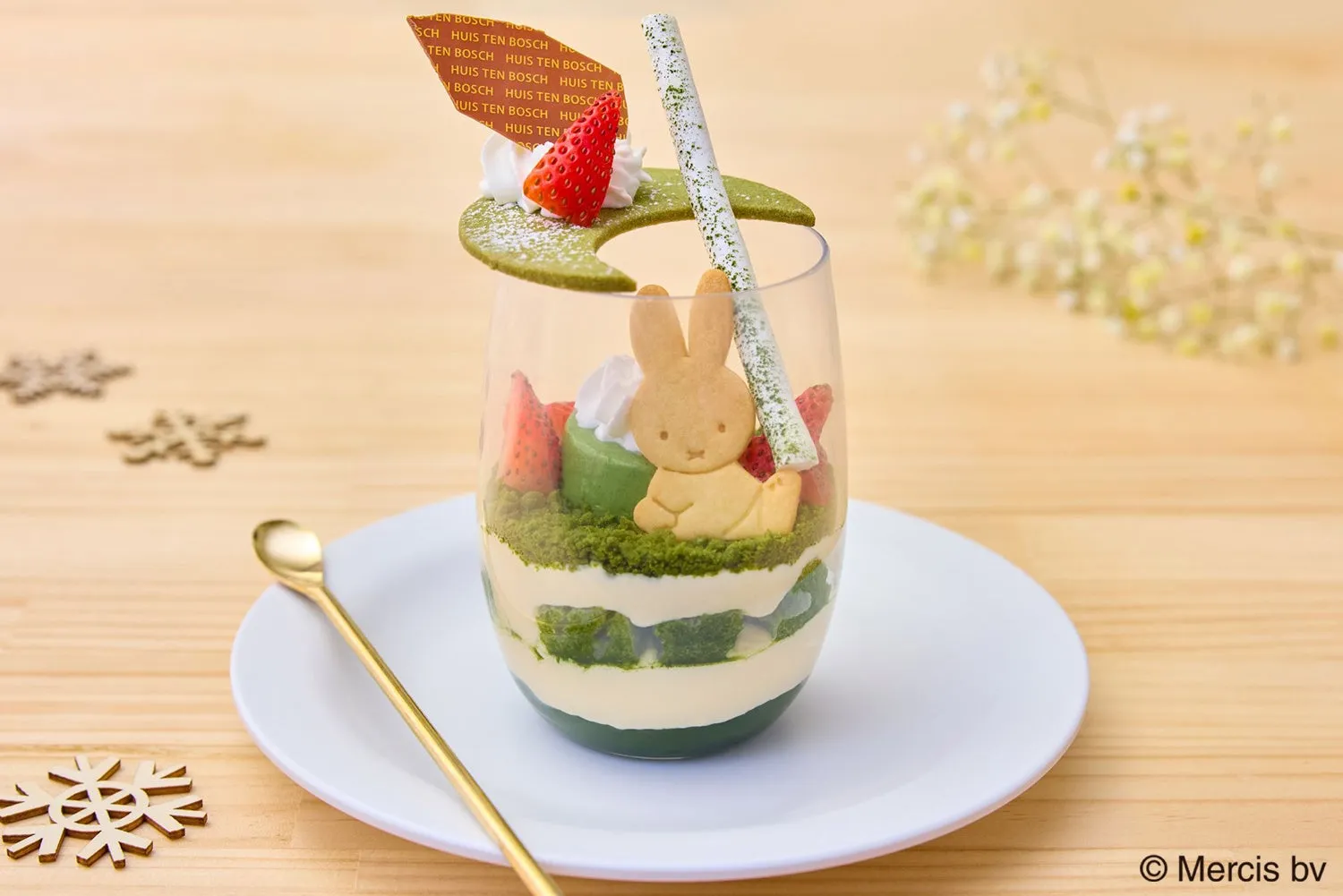 キャラクターがトッピングされた抹茶パフェ